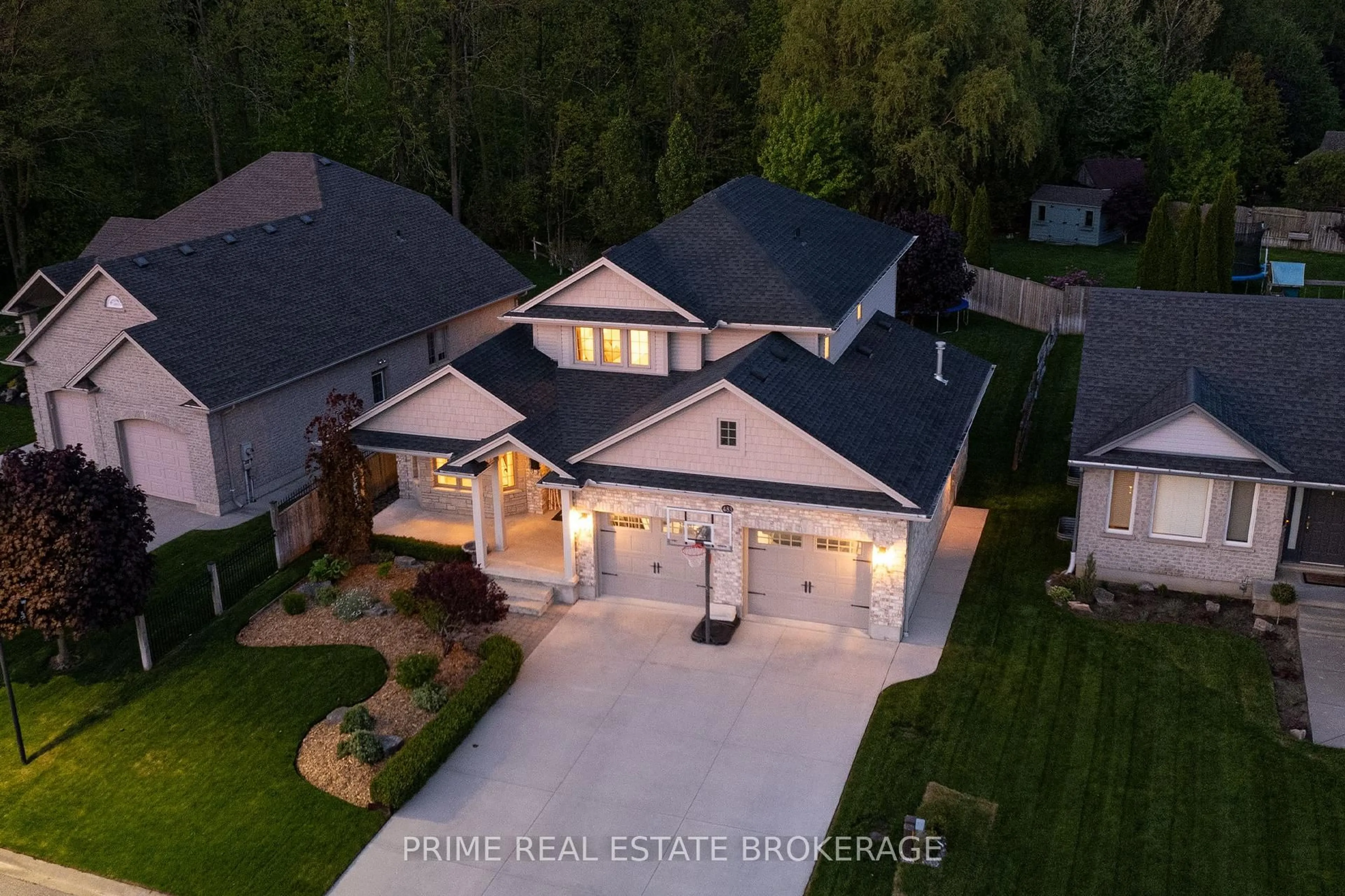 A pic from outside/outdoor area/front of a property/back of a property/a pic from drone, street for 483 Petersen Ave, Strathroy-Caradoc Ontario N7G 4L5