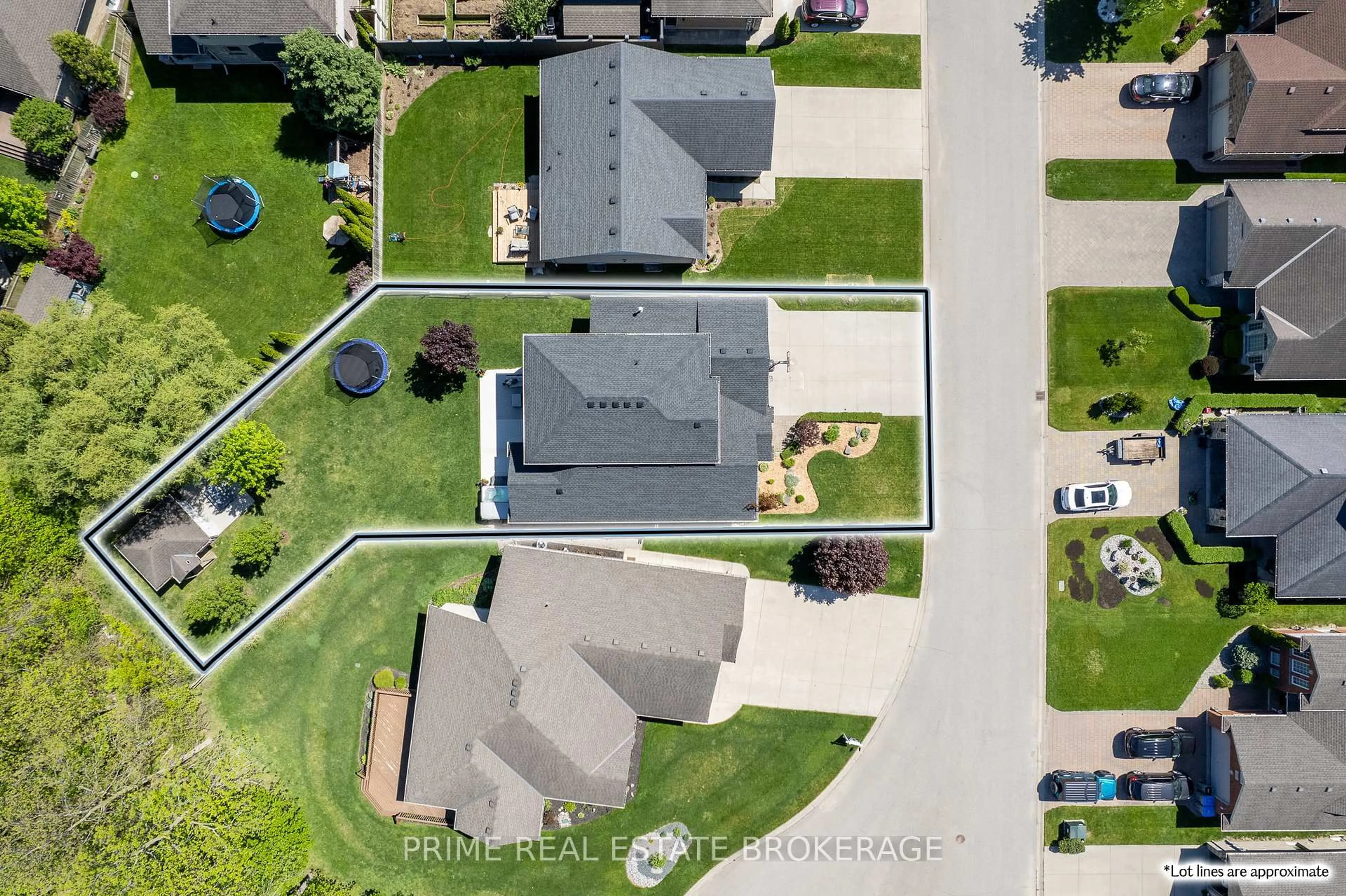 A pic from outside/outdoor area/front of a property/back of a property/a pic from drone, street for 483 Petersen Ave, Strathroy-Caradoc Ontario N7G 4L5