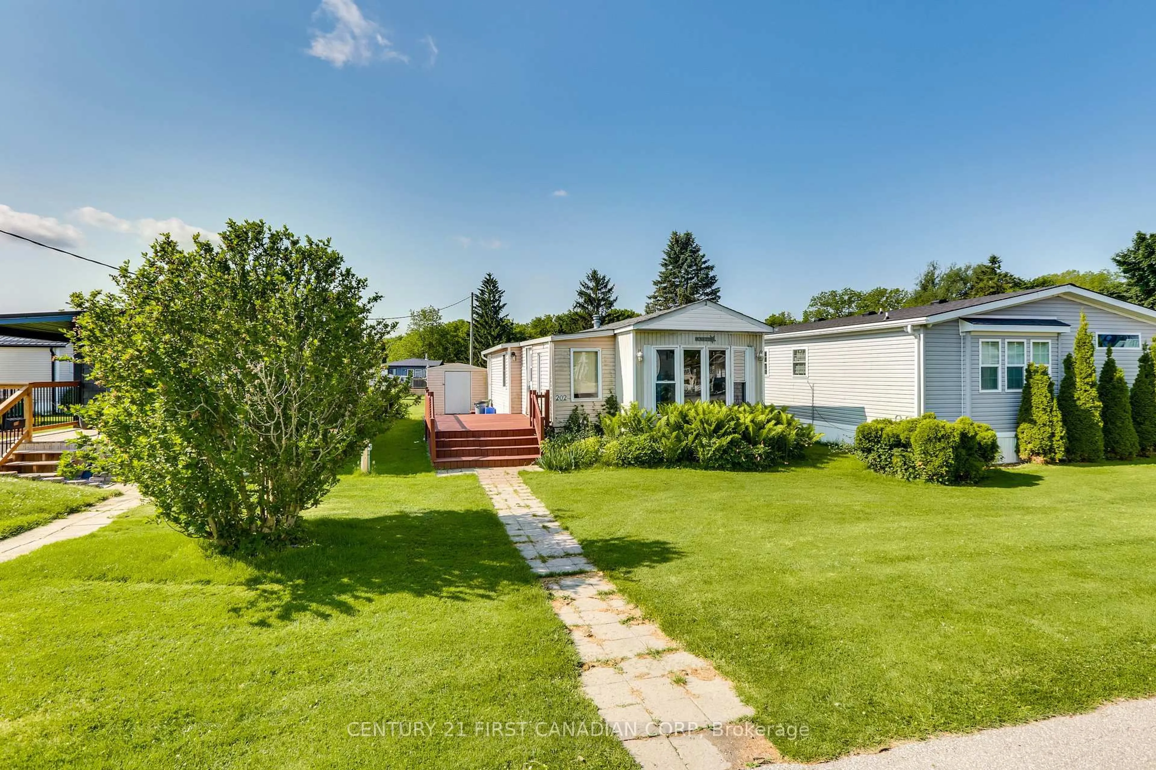 A pic from outside/outdoor area/front of a property/back of a property/a pic from drone, street for 198 Springbank Dr #202, London South Ontario N6J 1G1