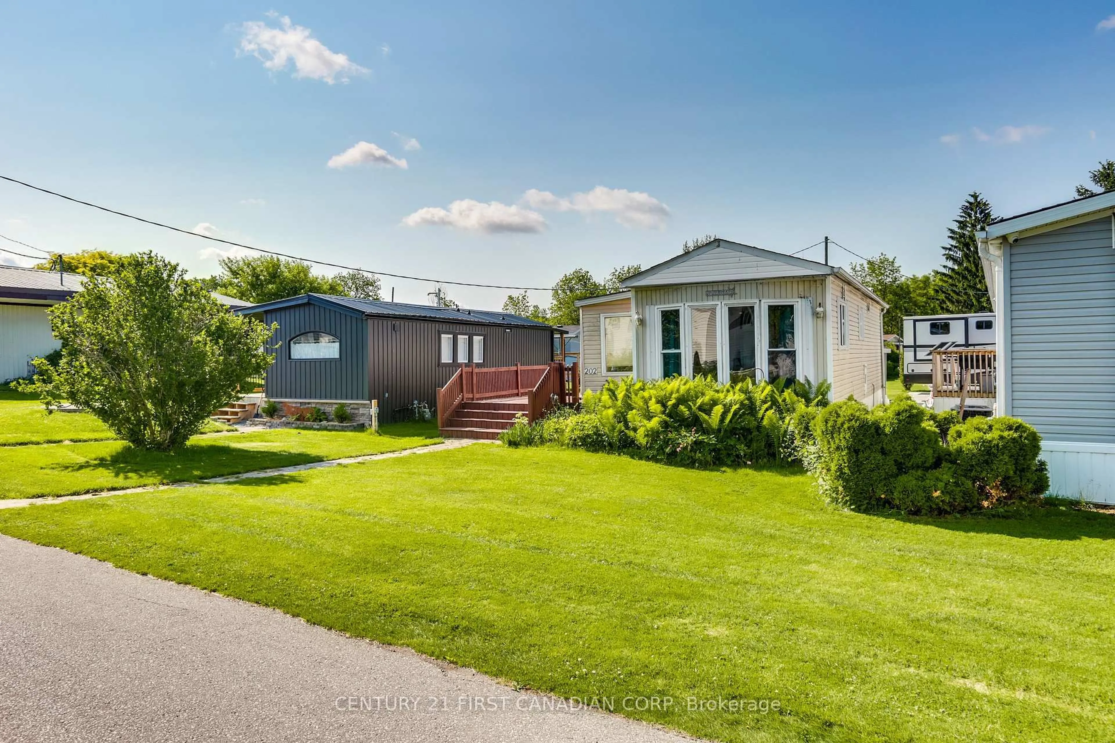 A pic from outside/outdoor area/front of a property/back of a property/a pic from drone, street for 198 Springbank Dr #202, London South Ontario N6J 1G1
