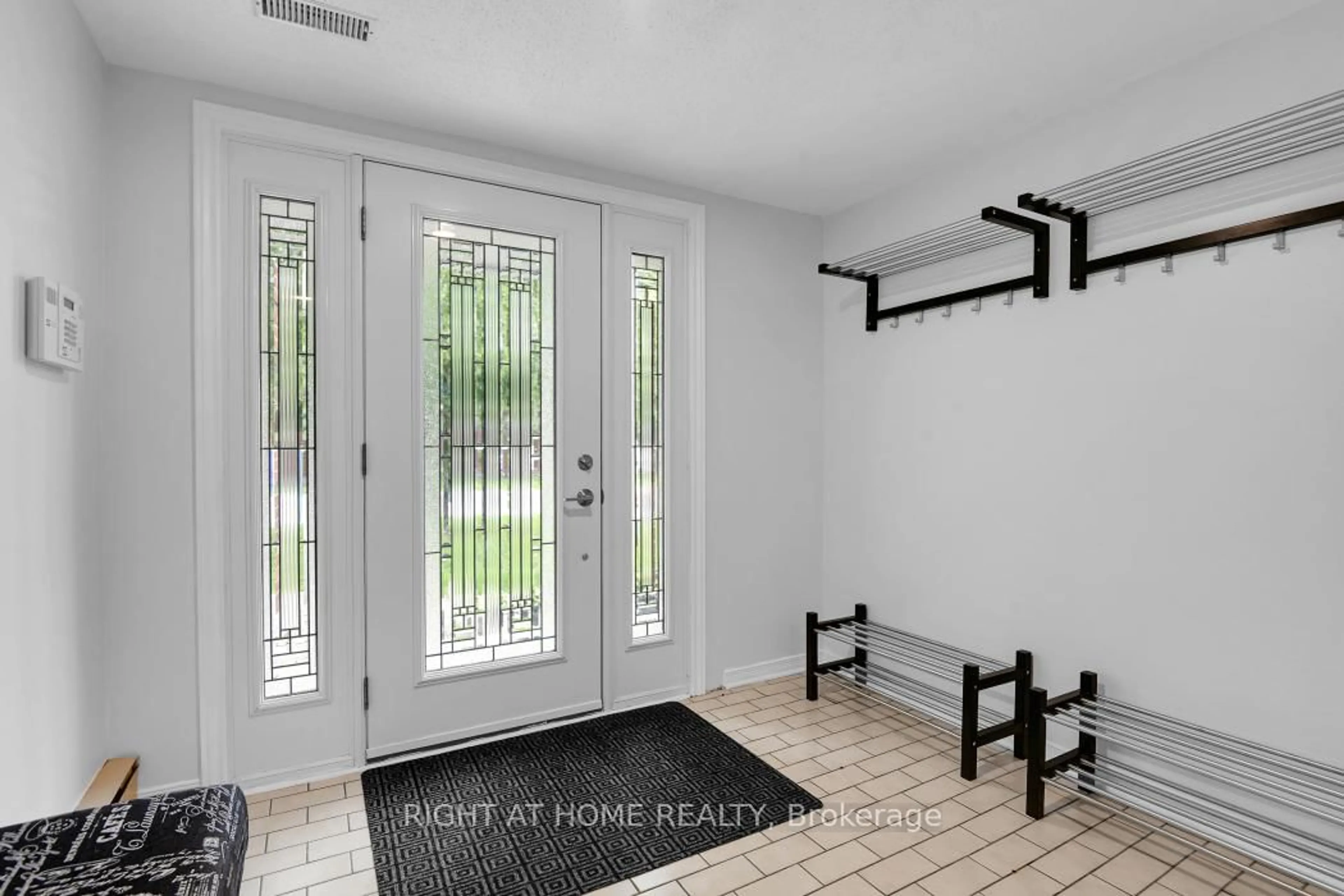 Indoor entryway for 22 Wrenwood Cres, Ottawa Ontario K2G 5V5