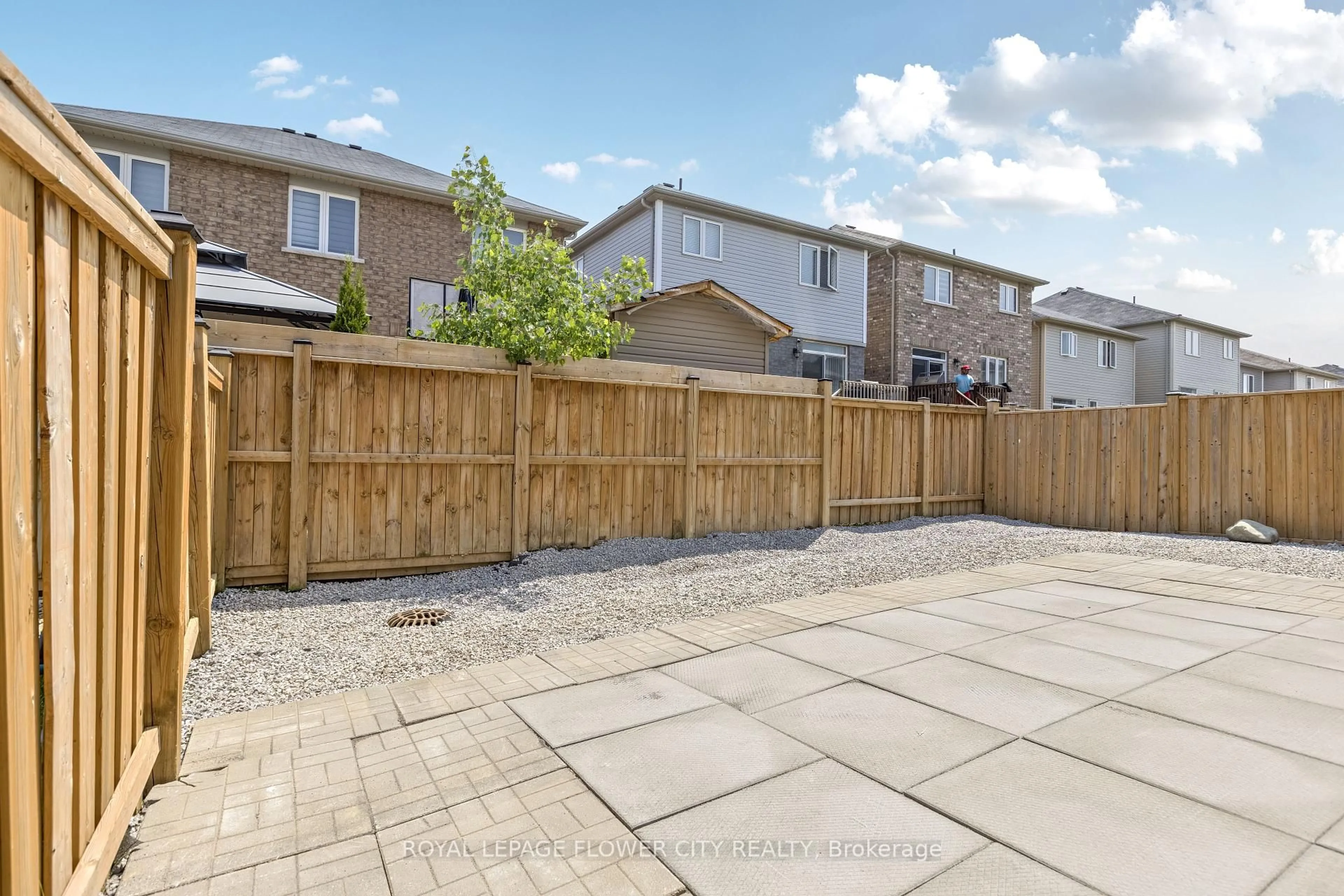 A pic from outside/outdoor area/front of a property/back of a property/a pic from drone, street for 25 Munro Circ, Brant Ontario N3T 0R1