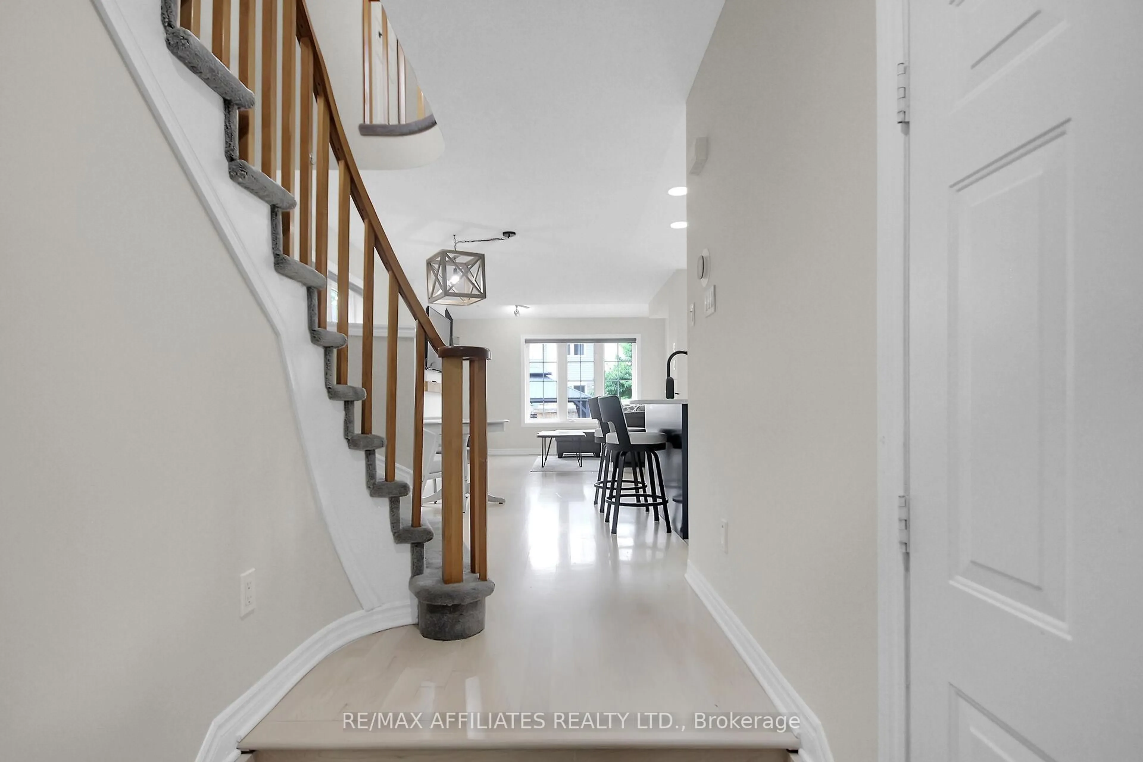 Indoor entryway for 218 BOOKTON Pl, Ottawa Ontario K1V 1L9