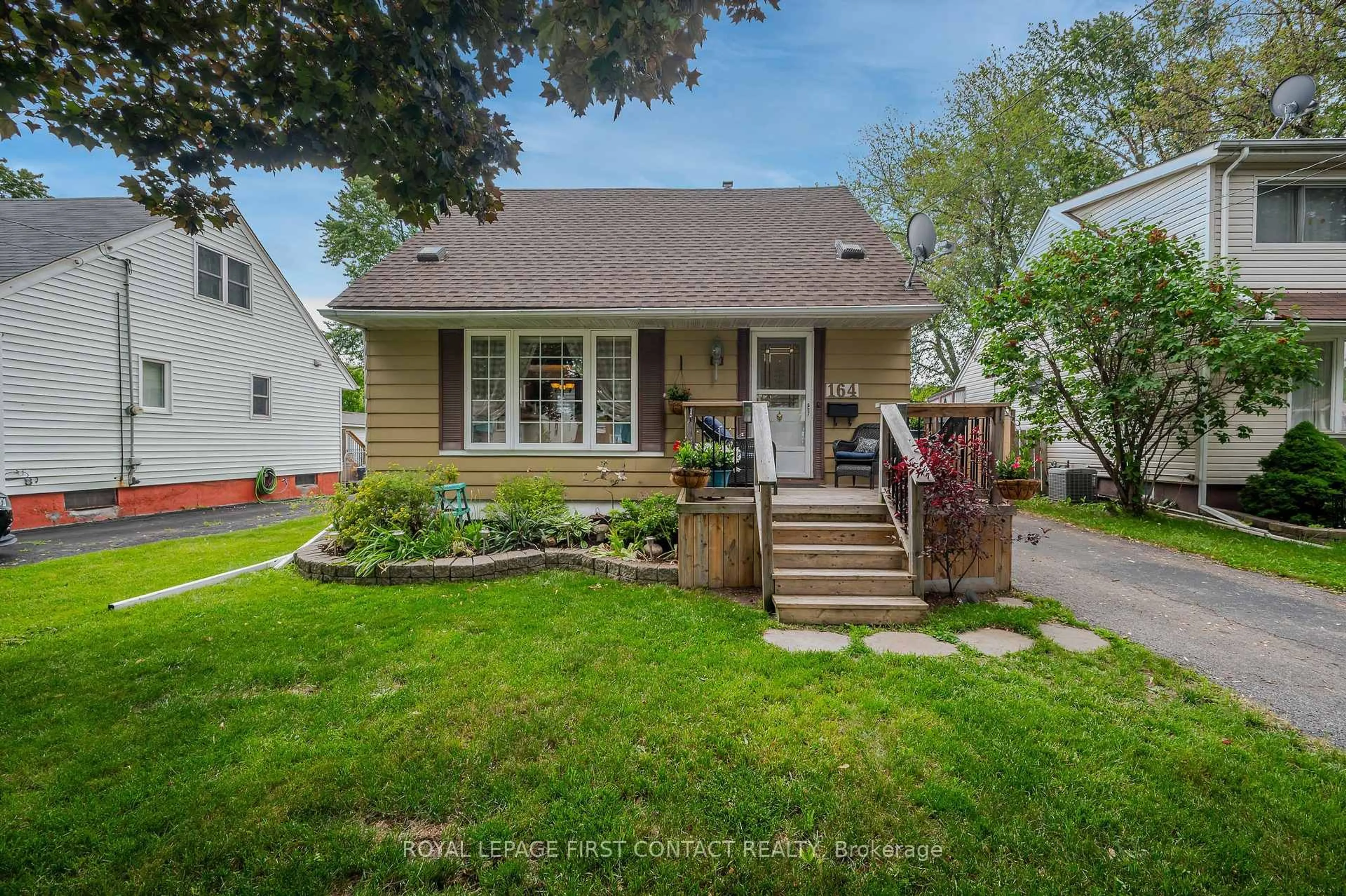 Home with vinyl exterior material, street for 164 Adair Ave, Hamilton Ontario L8H 6A9