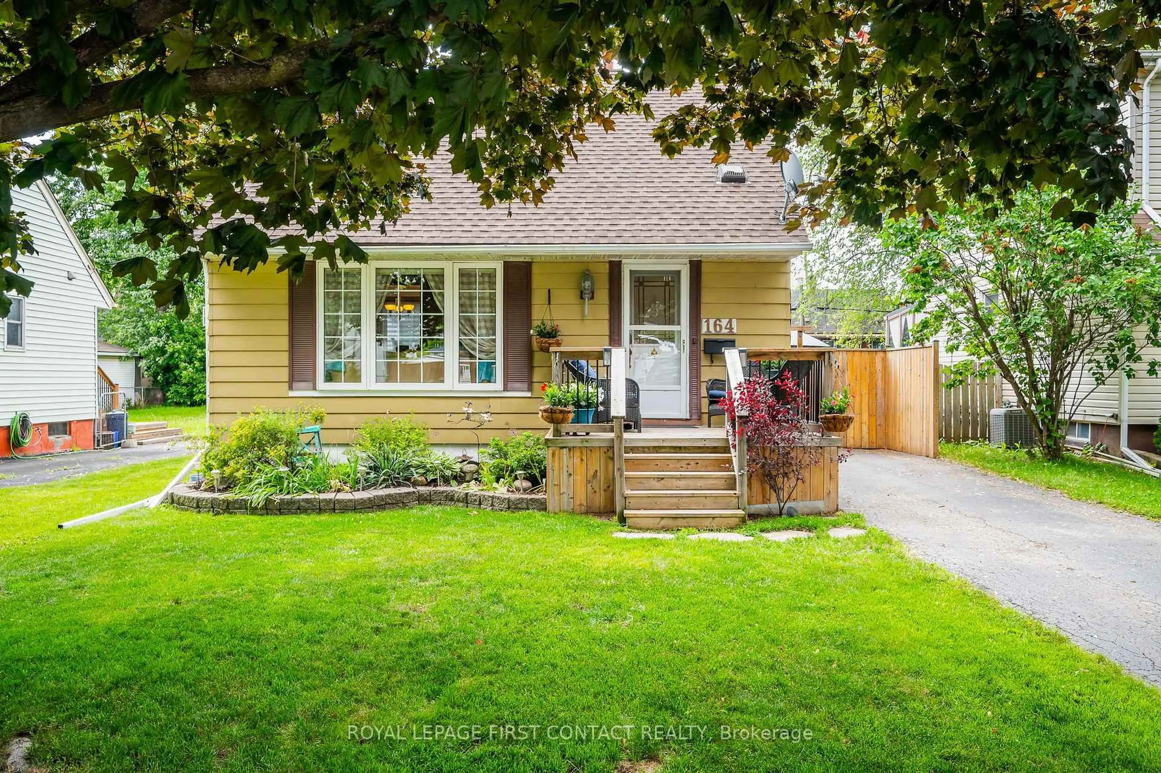 Home with vinyl exterior material, street for 164 Adair Ave, Hamilton Ontario L8H 6A9