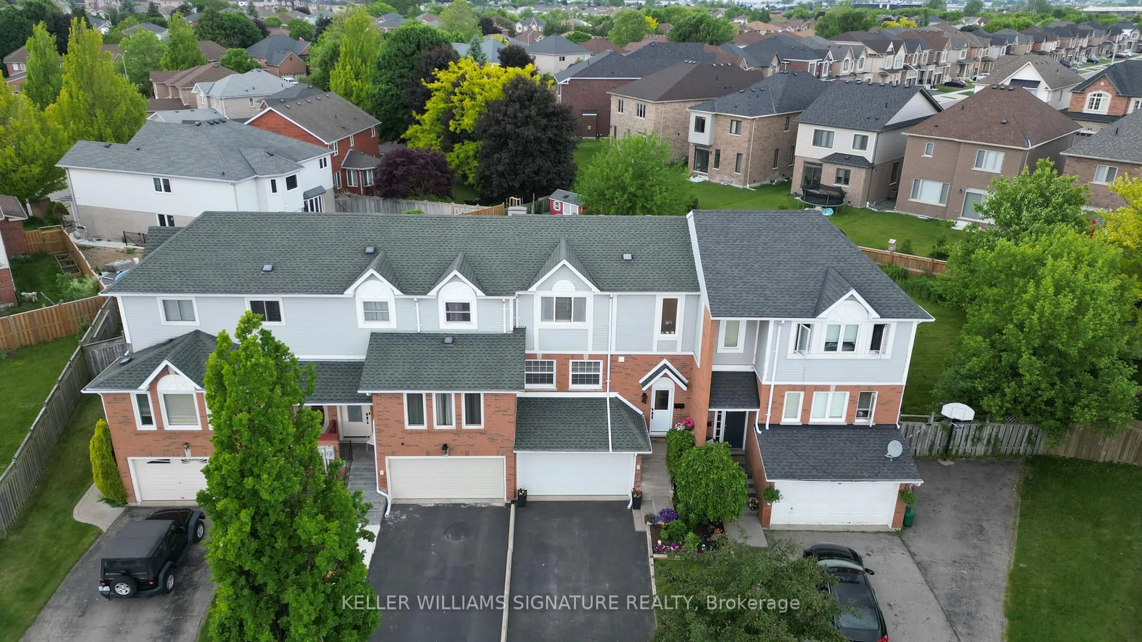 A pic from outside/outdoor area/front of a property/back of a property/a pic from drone, street for 54 Fairgreen Clse, Cambridge Ontario N1T 1T6