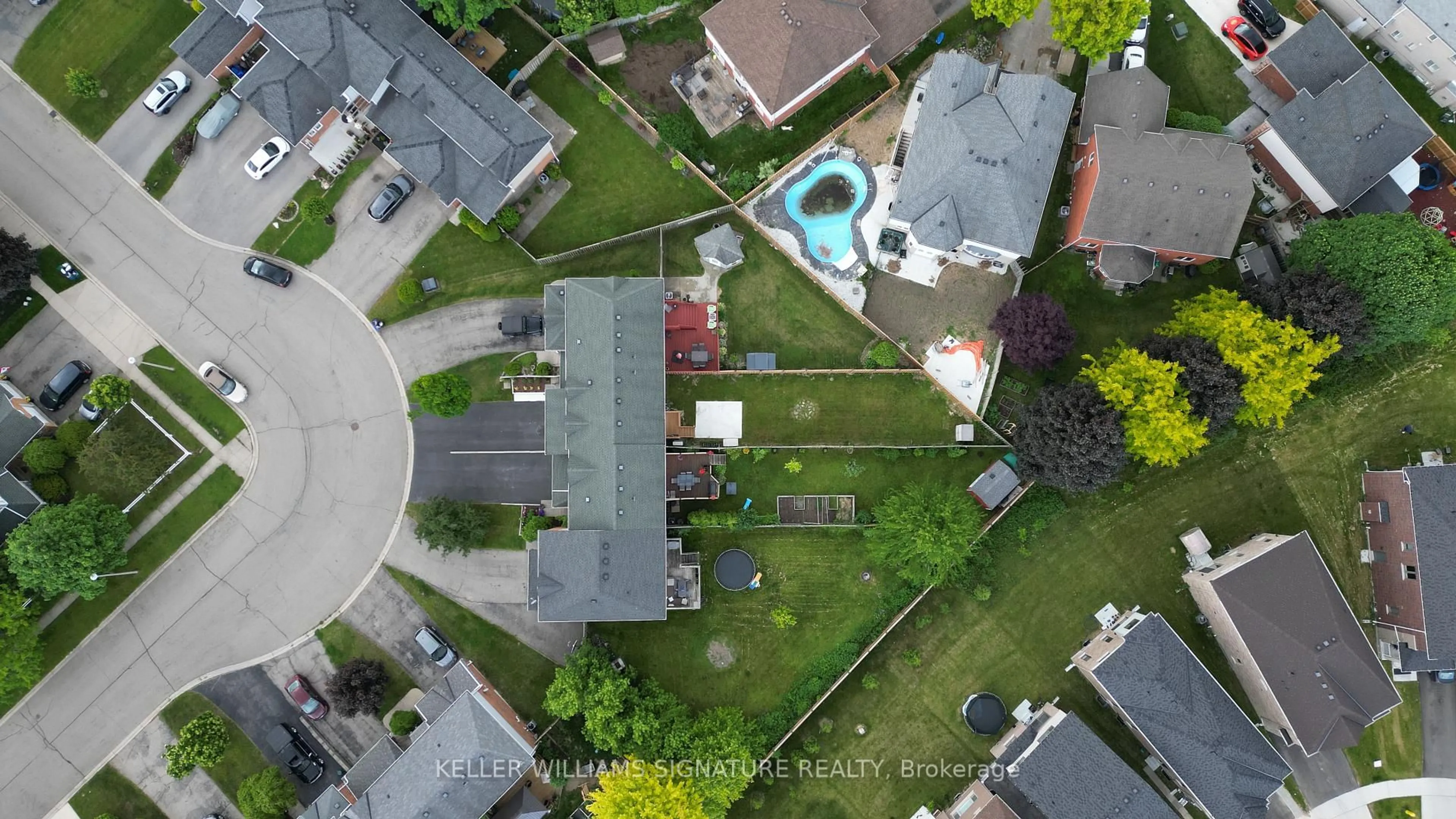 A pic from outside/outdoor area/front of a property/back of a property/a pic from drone, street for 54 Fairgreen Clse, Cambridge Ontario N1T 1T6