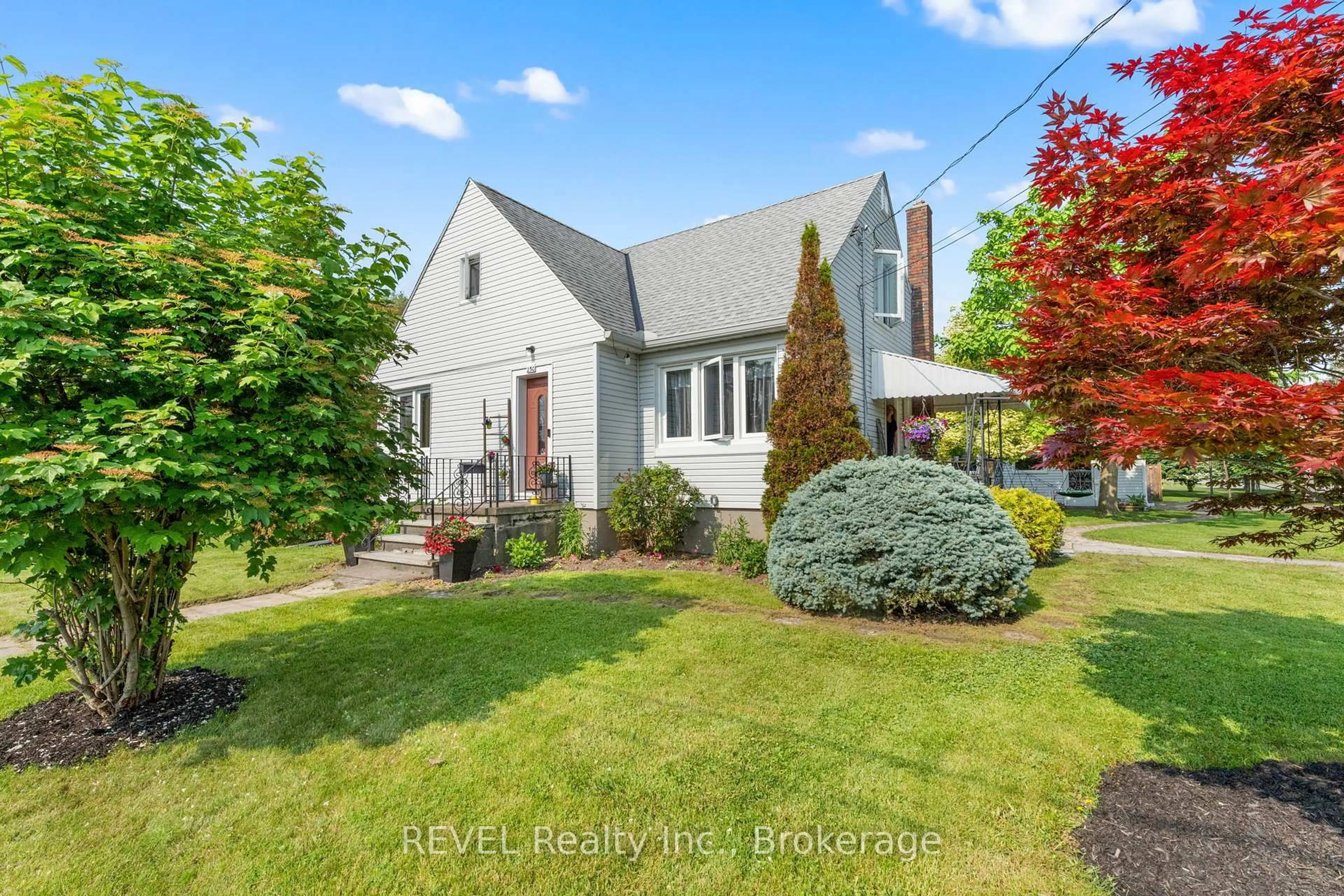 A pic from outside/outdoor area/front of a property/back of a property/a pic from drone, street for 230 Wellington St, Port Colborne Ontario L3K 2K2