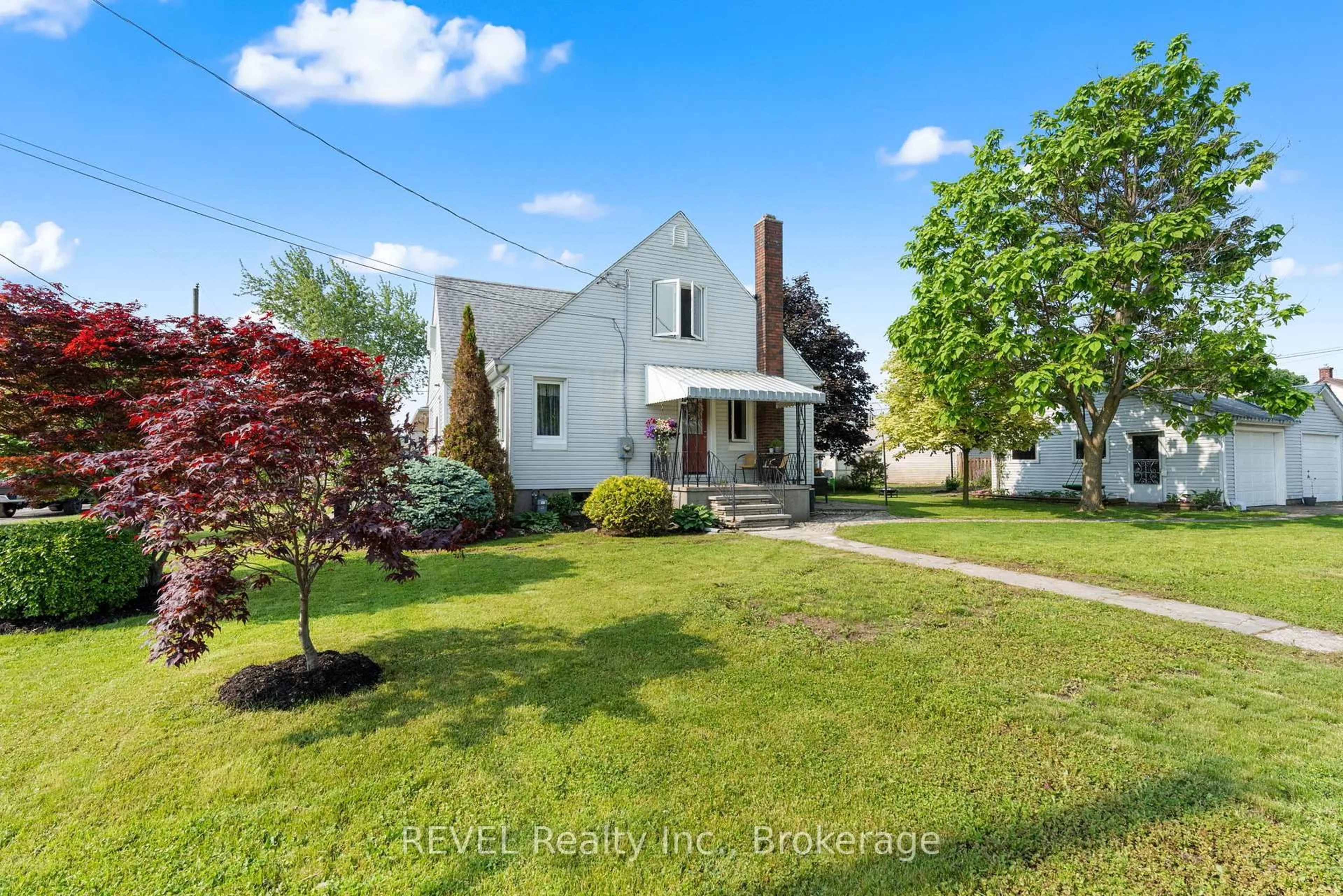 A pic from outside/outdoor area/front of a property/back of a property/a pic from drone, street for 230 Wellington St, Port Colborne Ontario L3K 2K2
