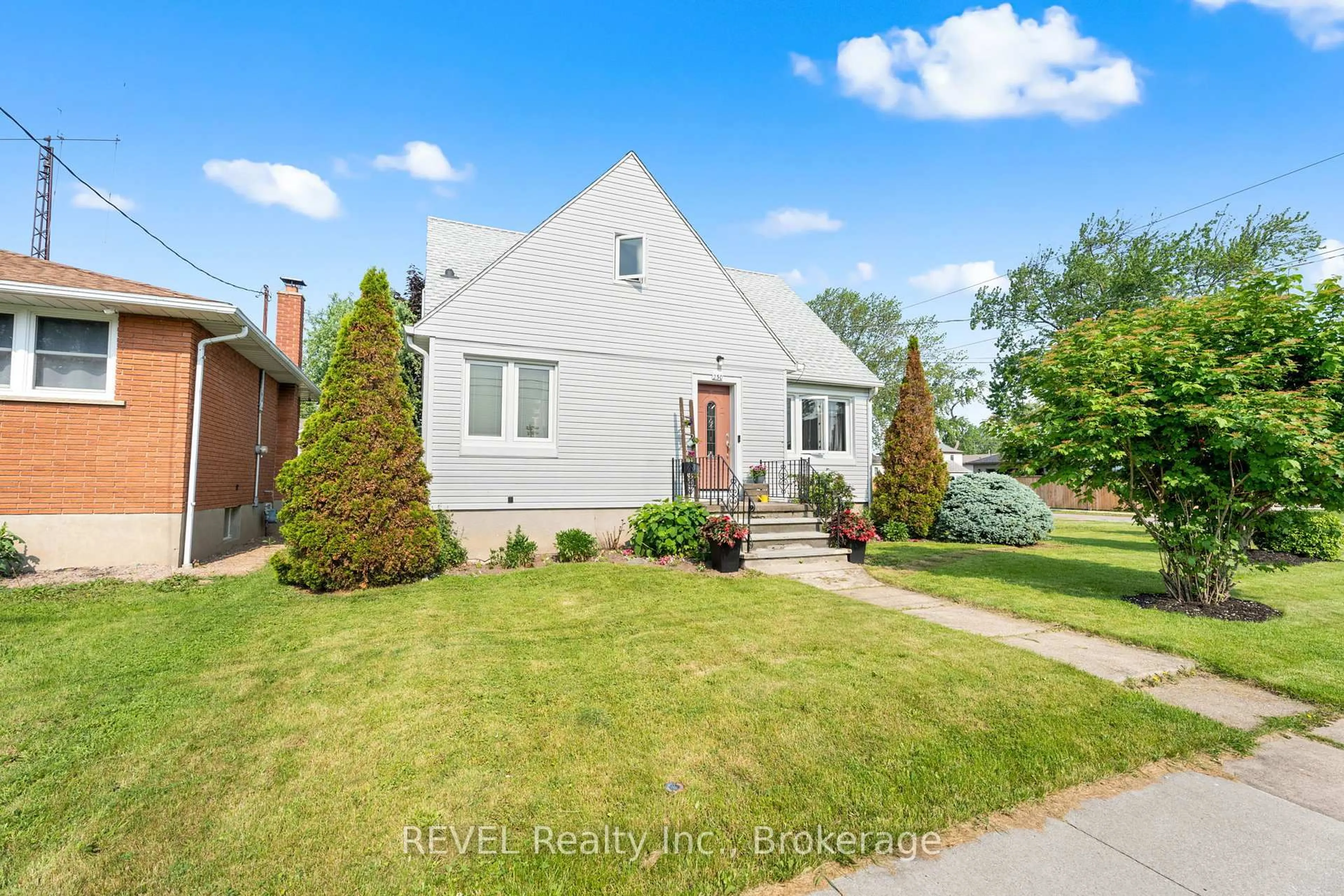 Home with brick exterior material, street for 230 Wellington St, Port Colborne Ontario L3K 2K2