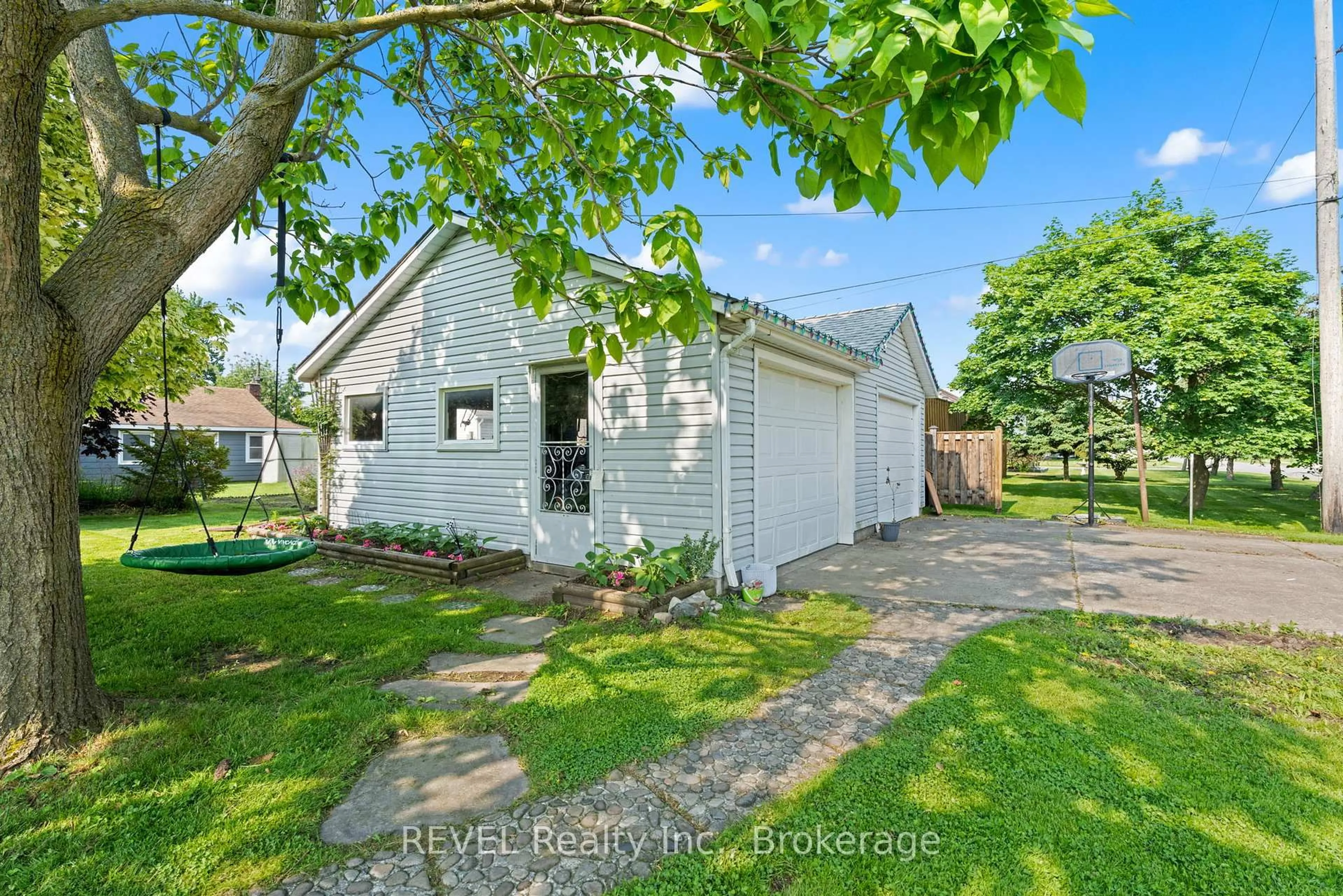 A pic from outside/outdoor area/front of a property/back of a property/a pic from drone, street for 230 Wellington St, Port Colborne Ontario L3K 2K2