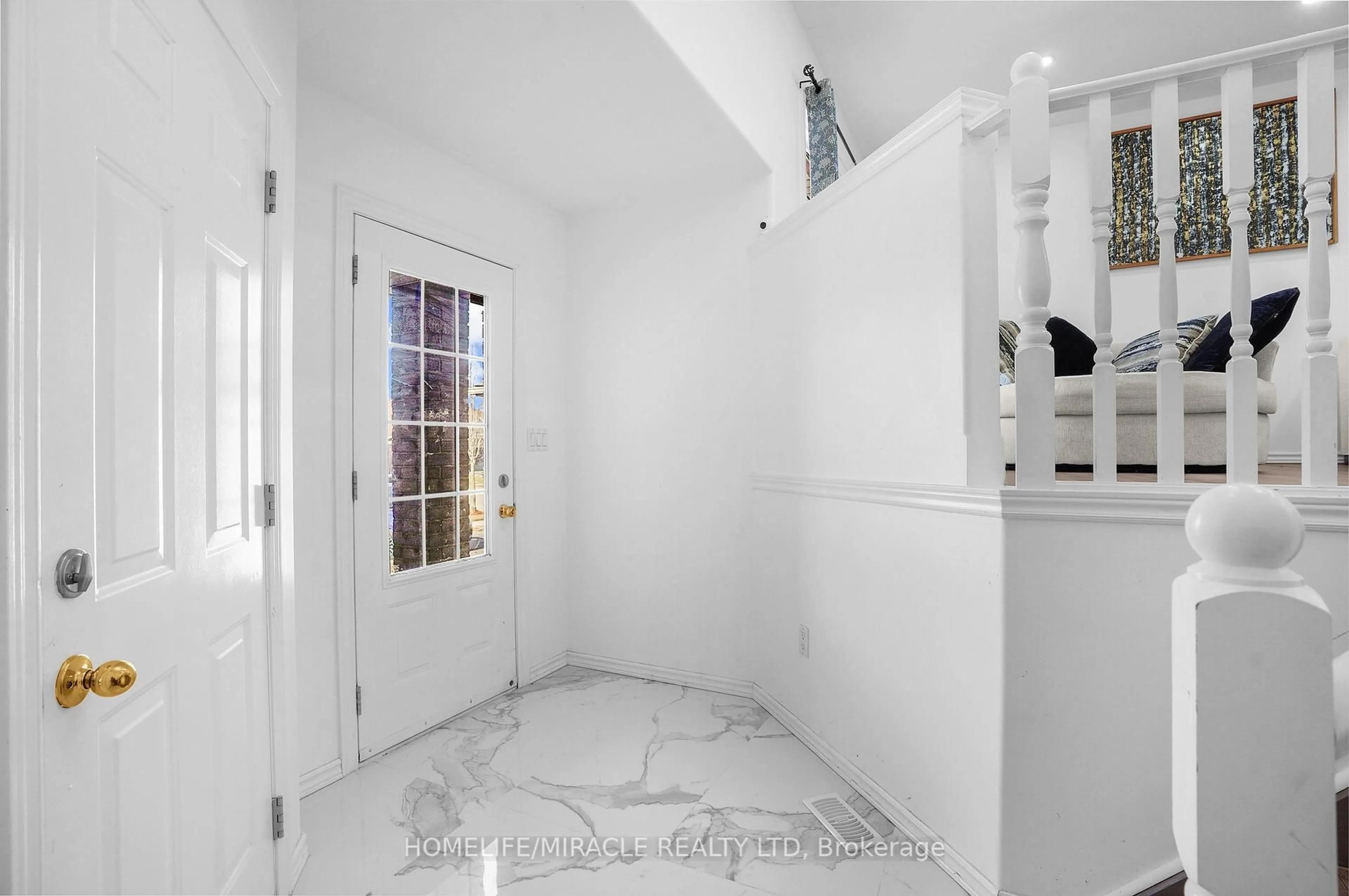 Indoor entryway for 8 Bradley Lane, Brantford Ontario N3T 6R5