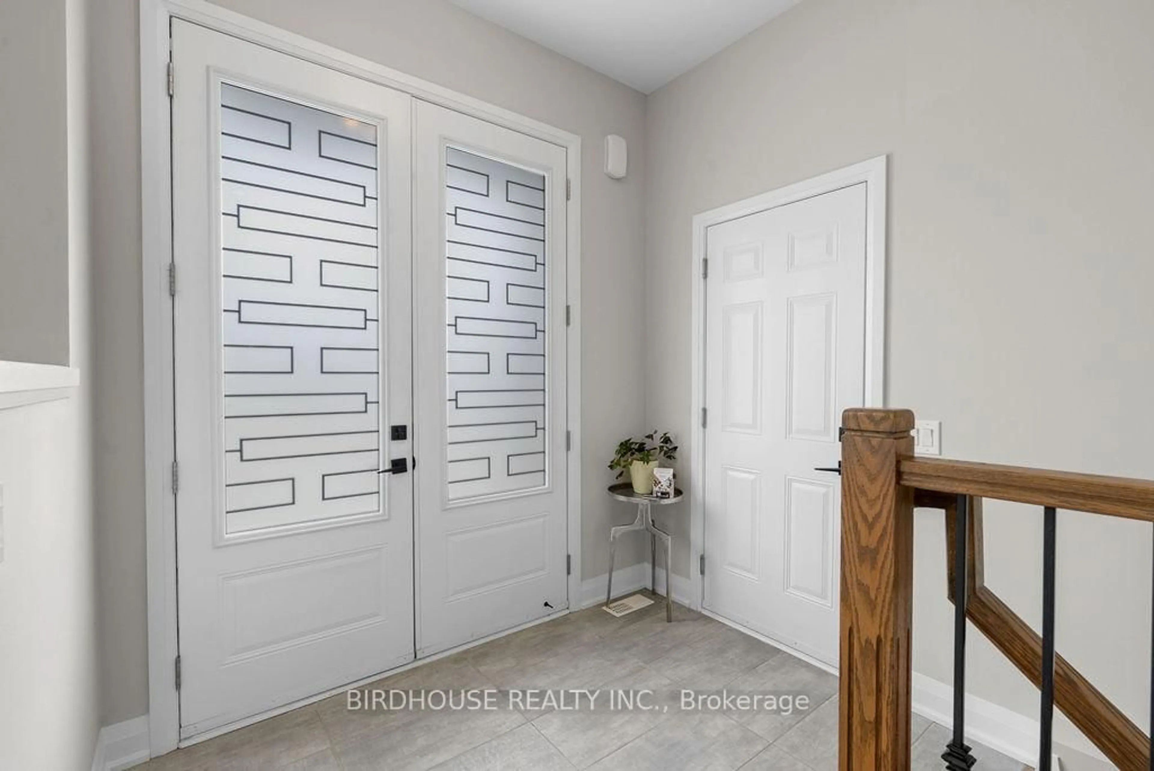Indoor entryway for 90 Alcorn Dr, Kawartha Lakes Ontario K9V 0M8