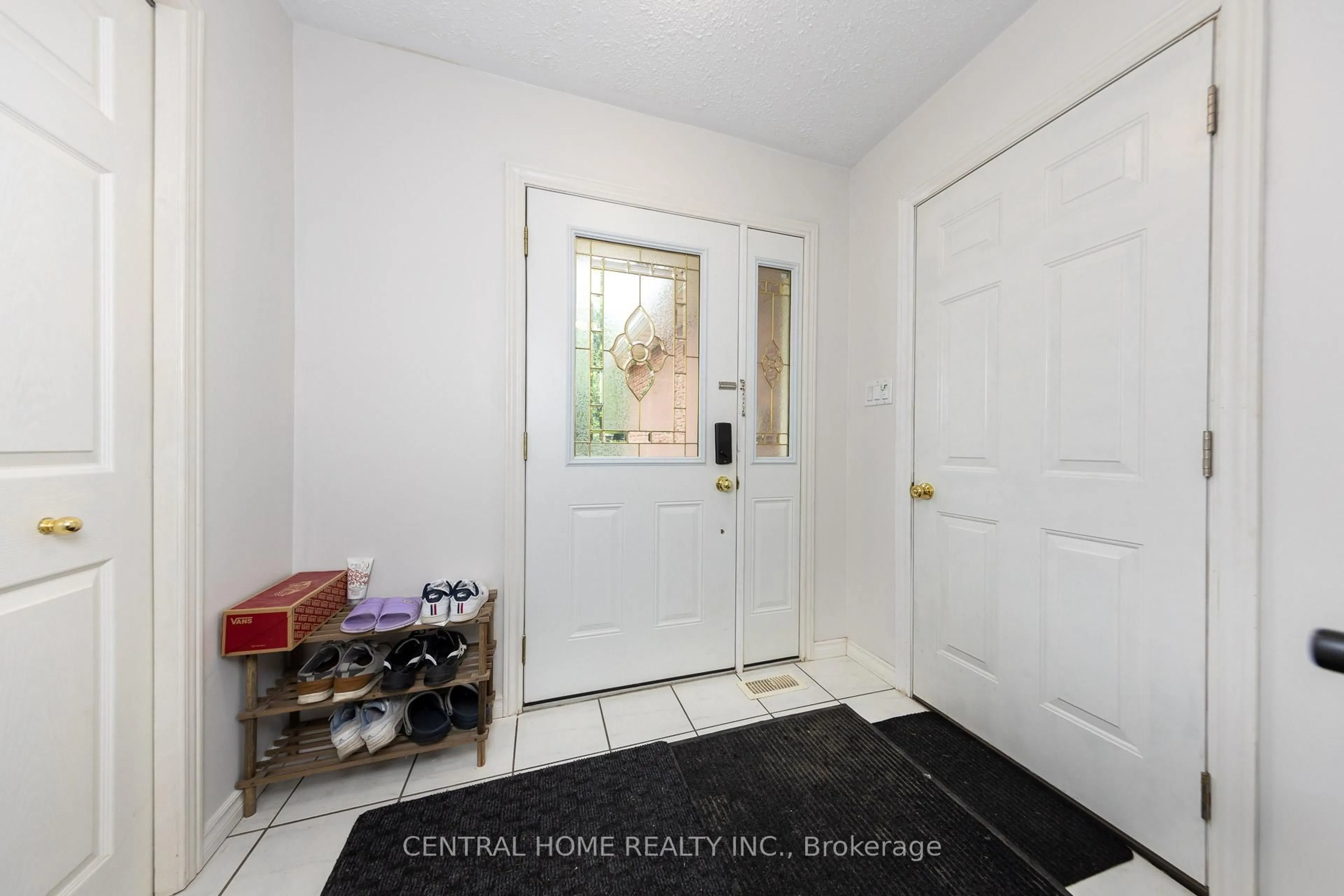 Indoor entryway for 435 Stillmeadow Circ, Waterloo Ontario N2L 5M1