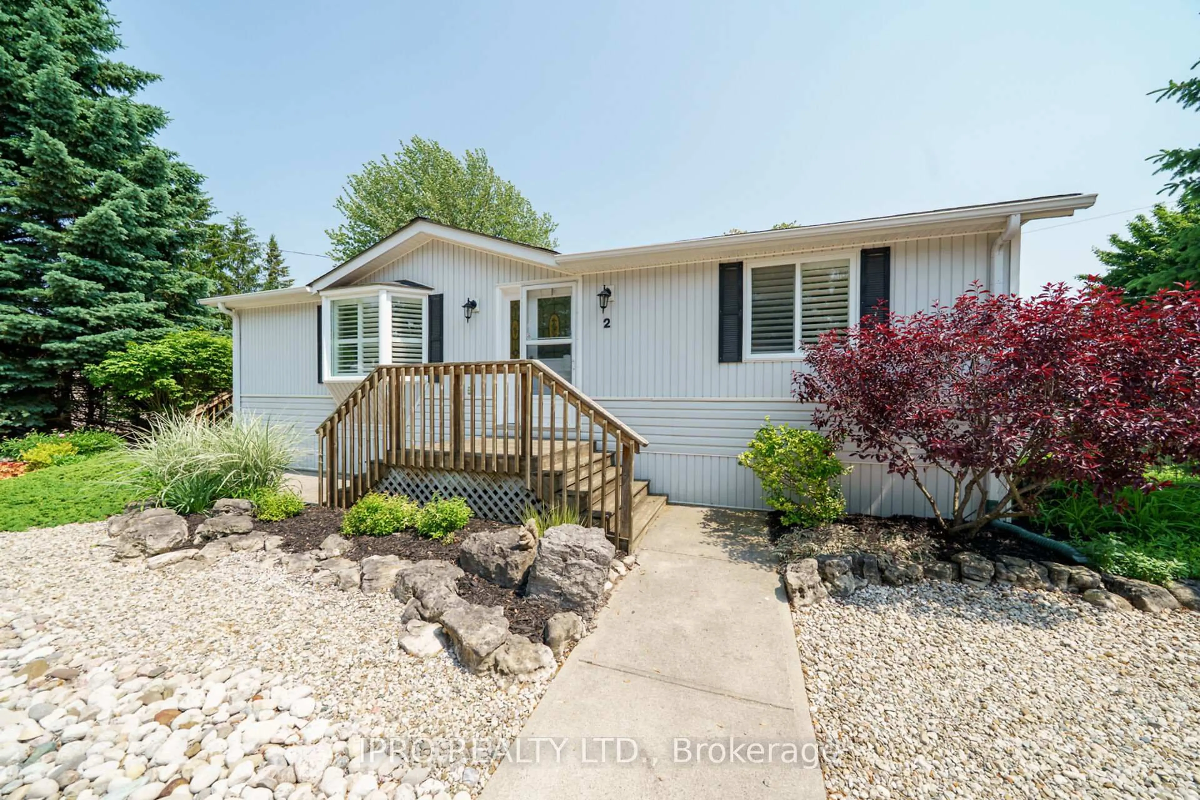 Home with vinyl exterior material, water/lake/river/ocean view for 2 Golden Pond Road Pvt Rd, Puslinch Ontario N0B 2J0