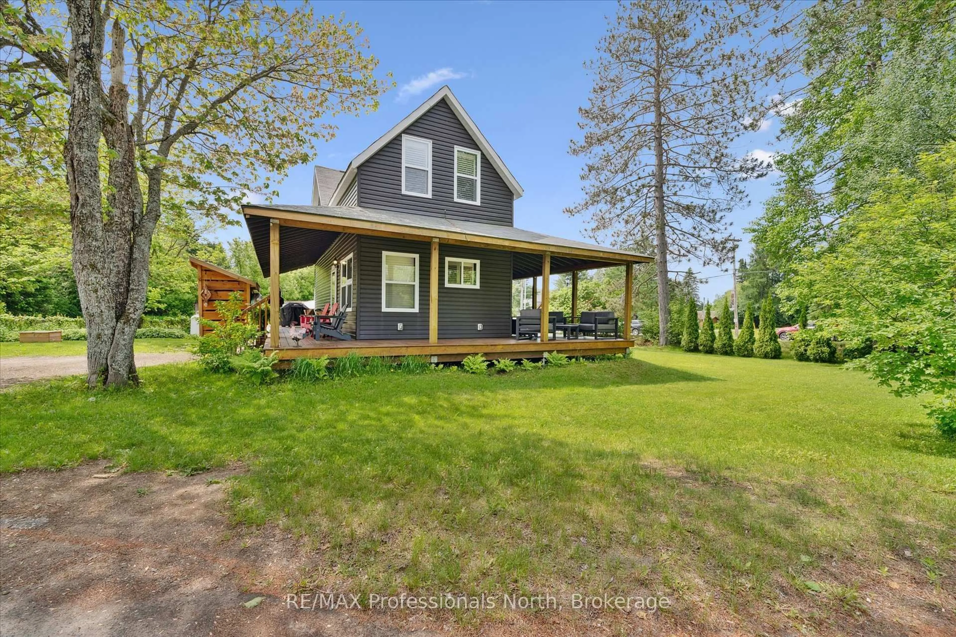 A pic from outside/outdoor area/front of a property/back of a property/a pic from drone, unknown for 54 Main St, Kearney Ontario P0A 1M0