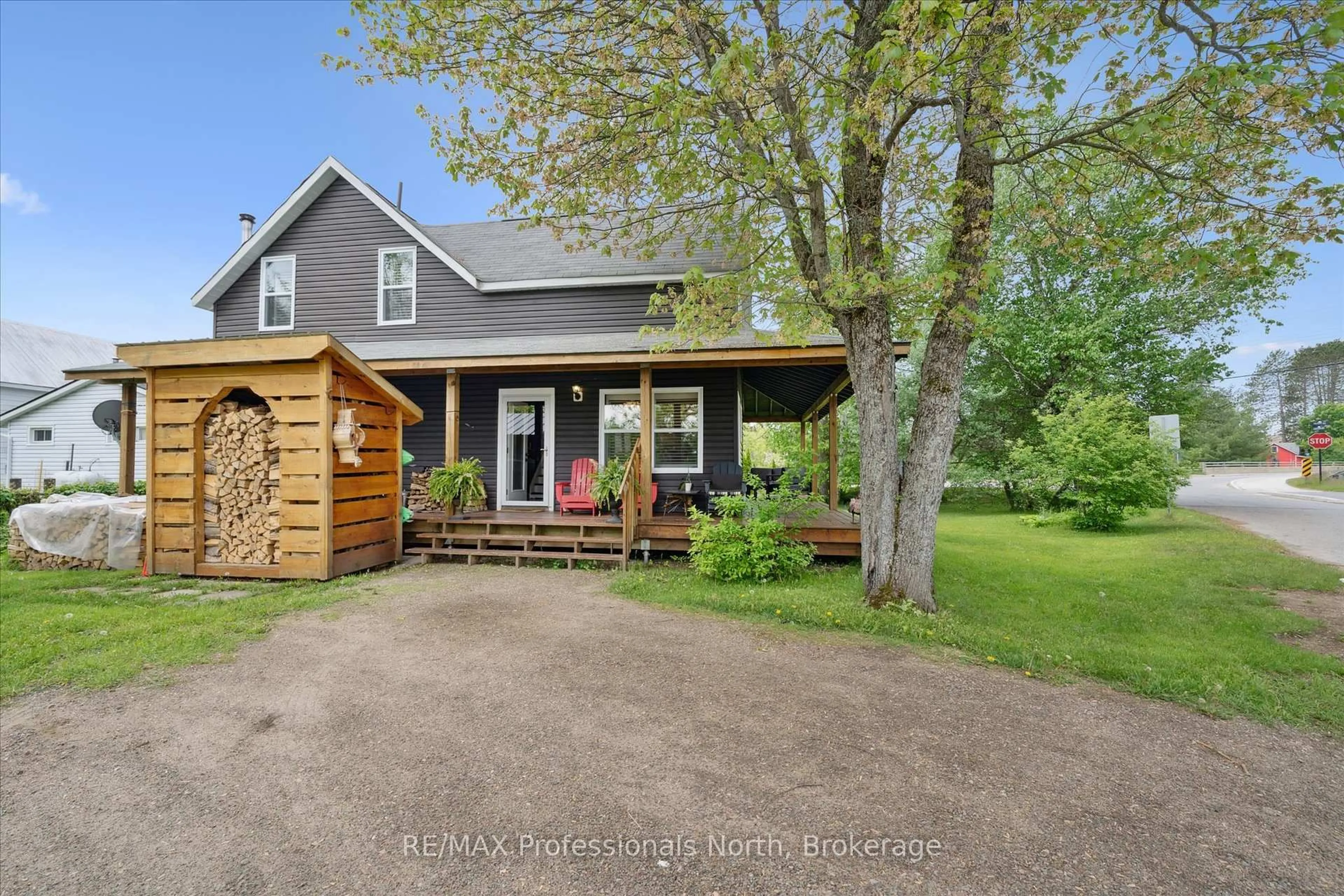 A pic from outside/outdoor area/front of a property/back of a property/a pic from drone, street for 54 Main St, Kearney Ontario P0A 1M0