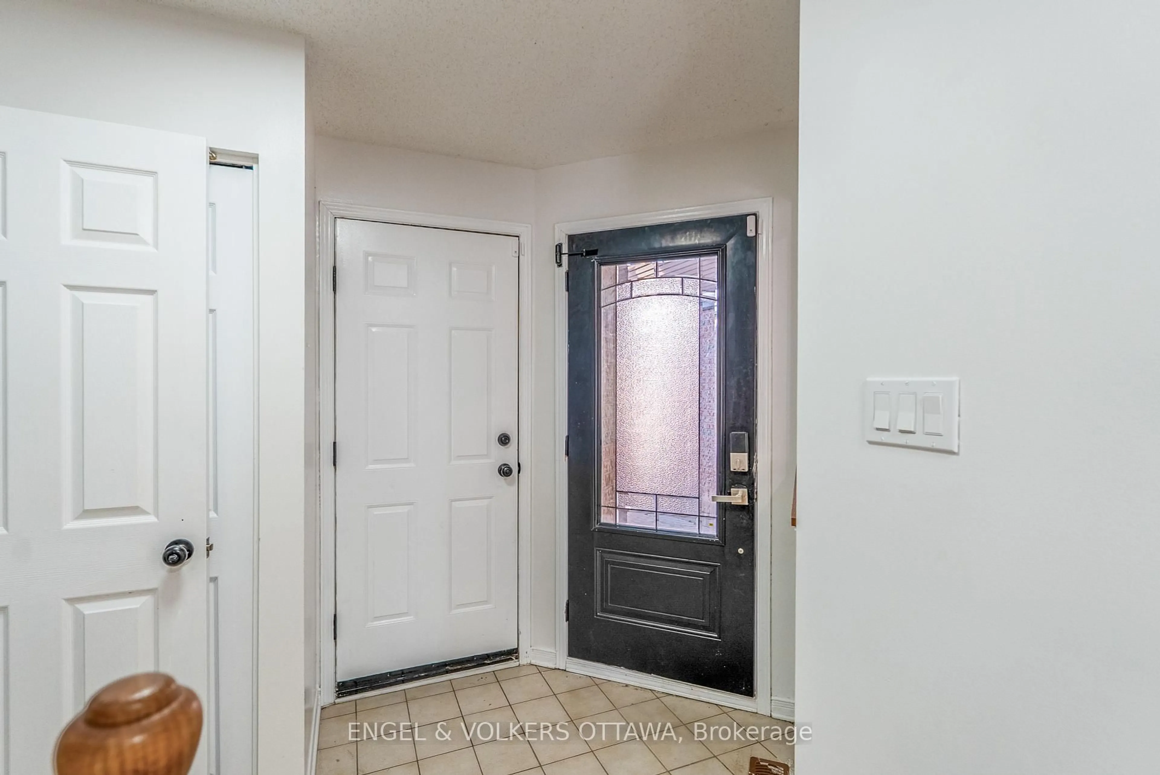 Indoor entryway for 34 Baton Crt, Kanata Ontario K2L 4C8
