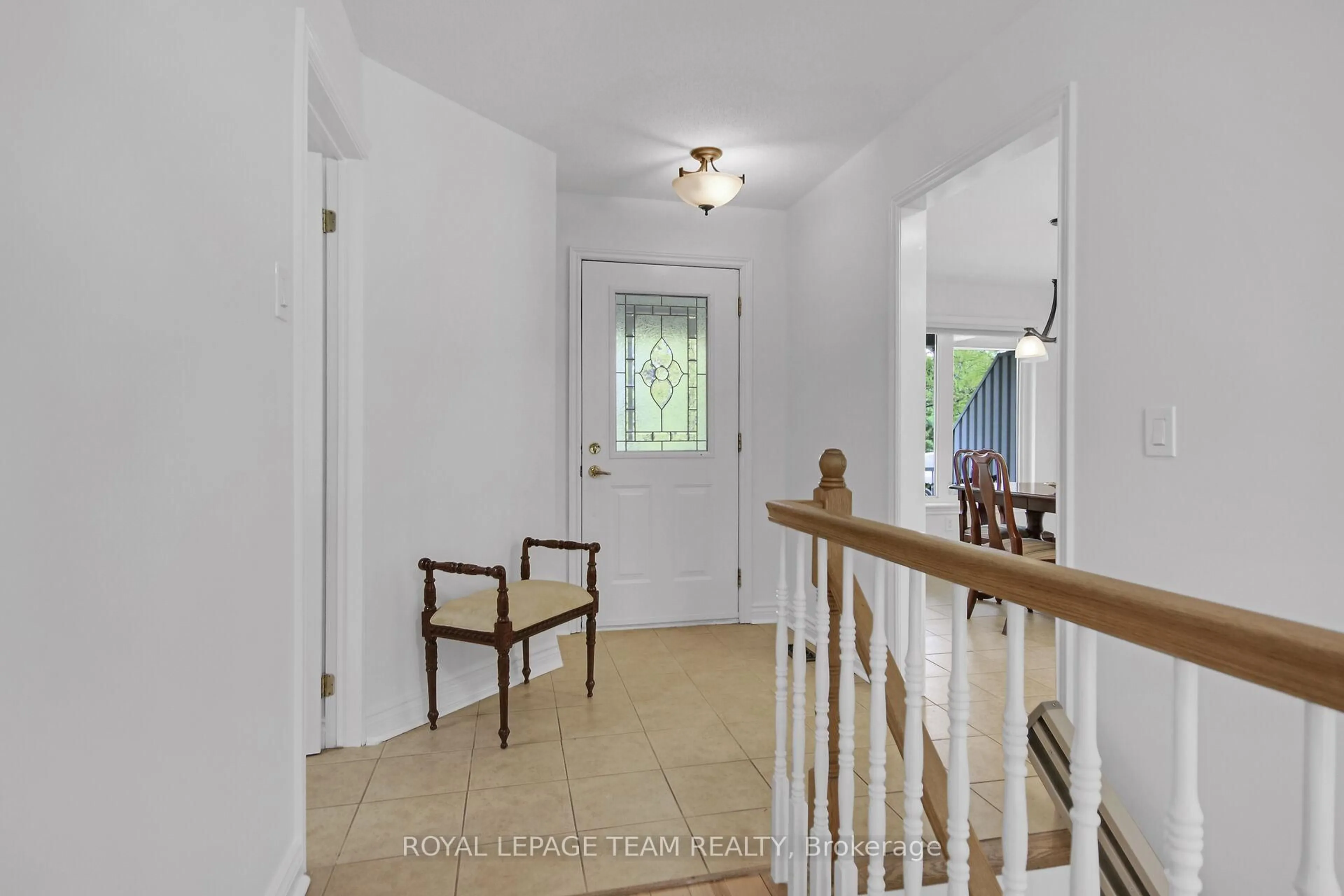 Indoor entryway for 9 Weaver Cres, Ottawa Ontario K2K 3E1