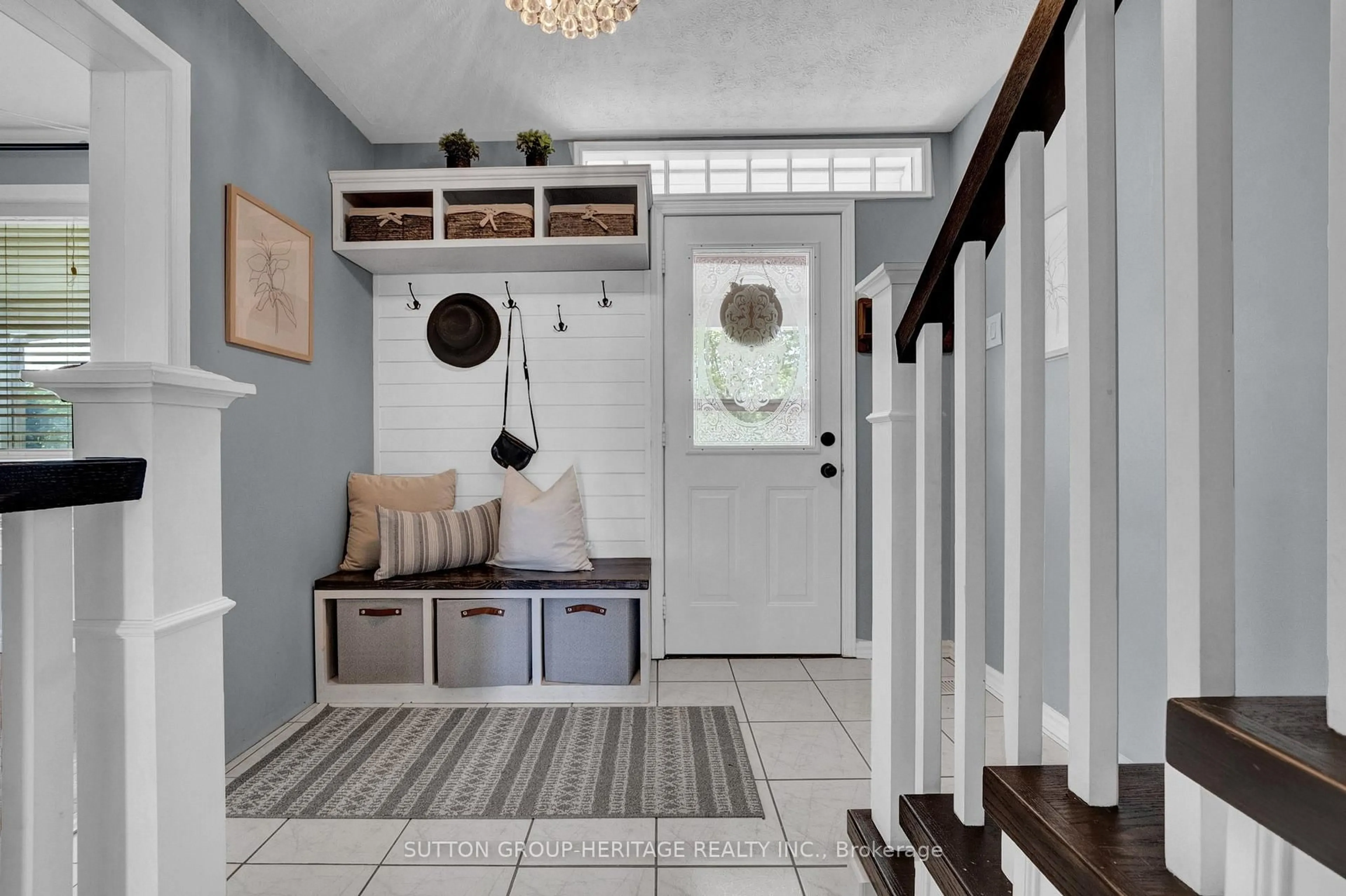 Indoor entryway for 119 King St, Port Hope Ontario L1A 2R8
