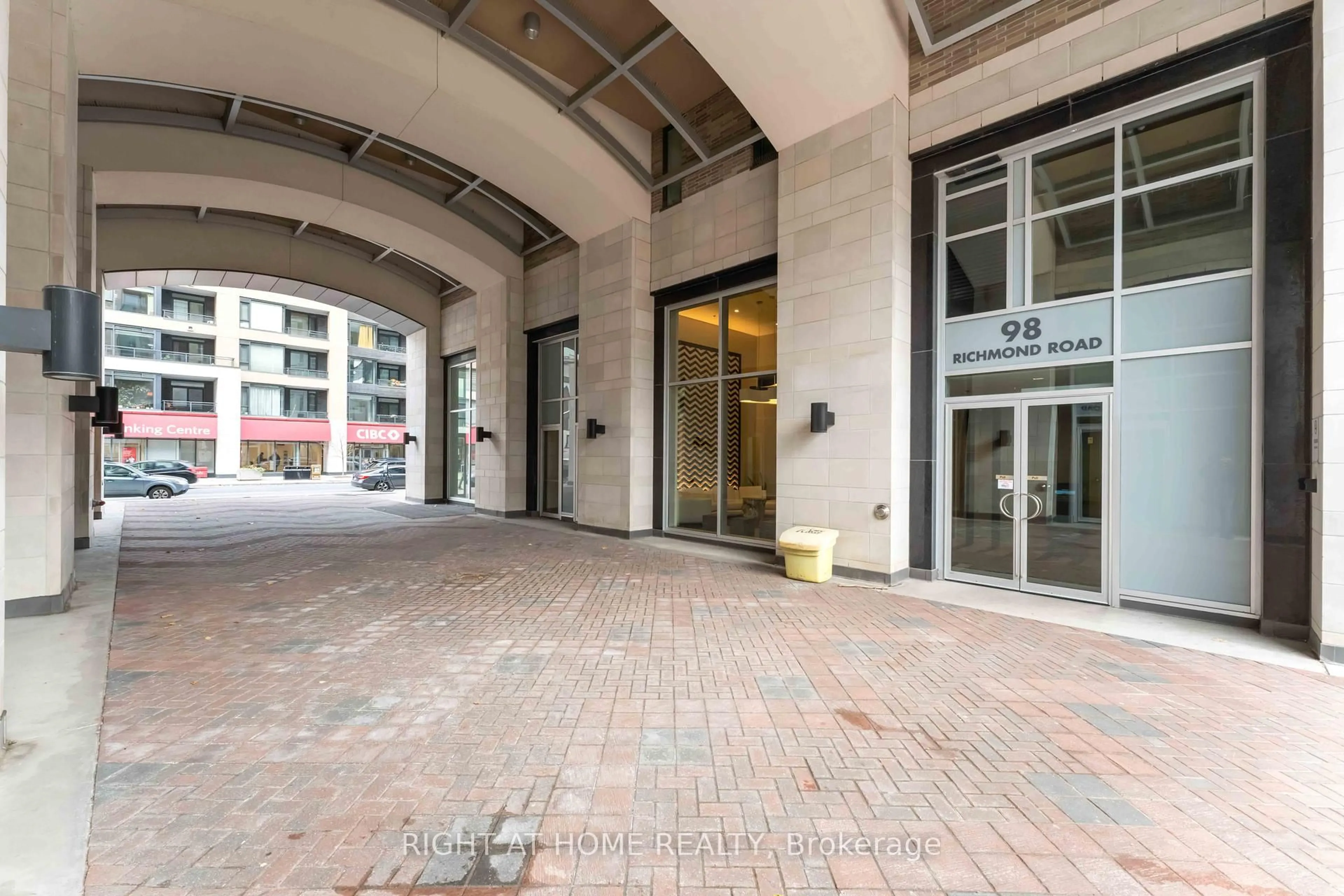 Indoor foyer for 98 Richmond Rd #501, Ottawa Ontario K1Z 0B2