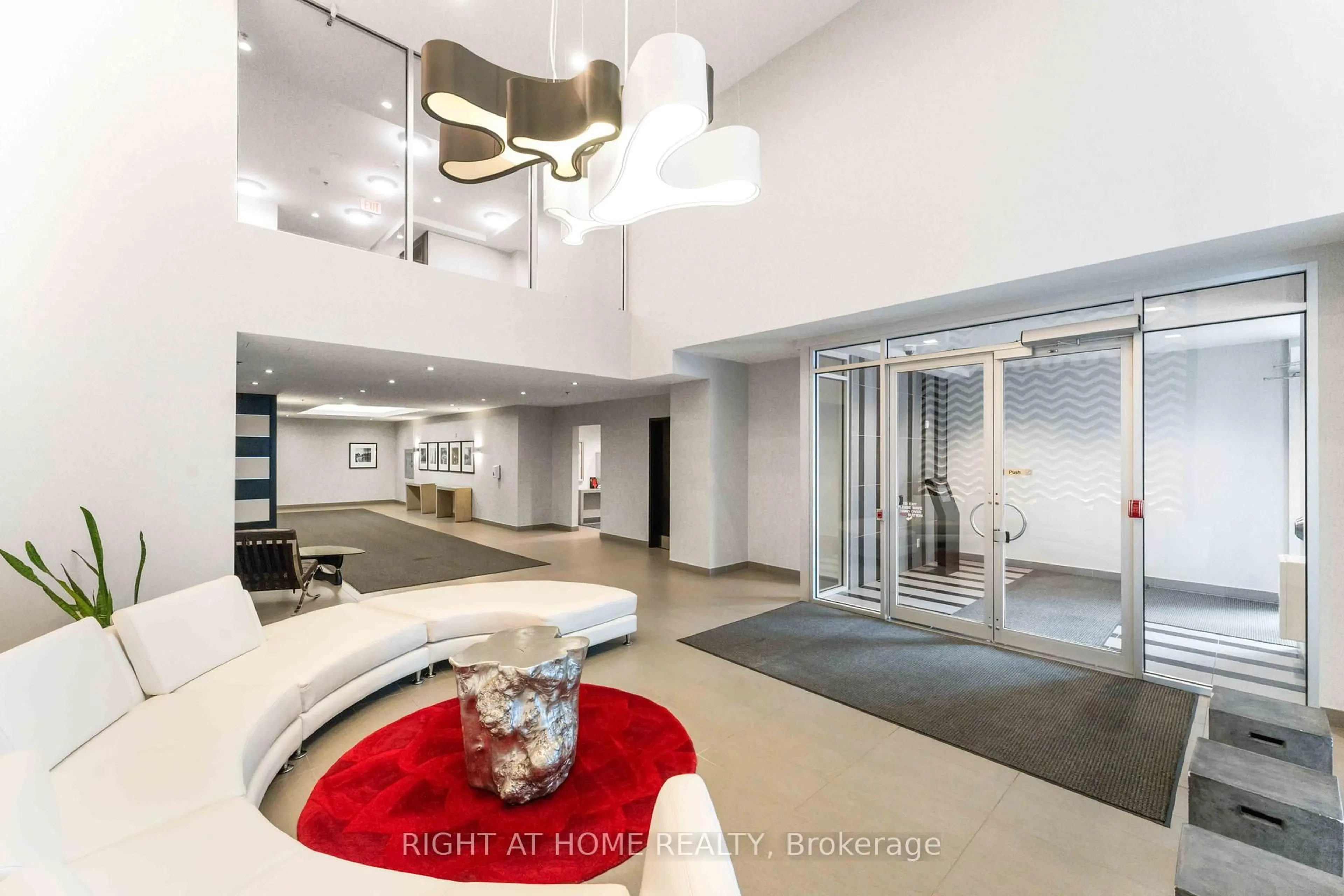 Indoor foyer for 98 Richmond Rd #501, Ottawa Ontario K1Z 0B2