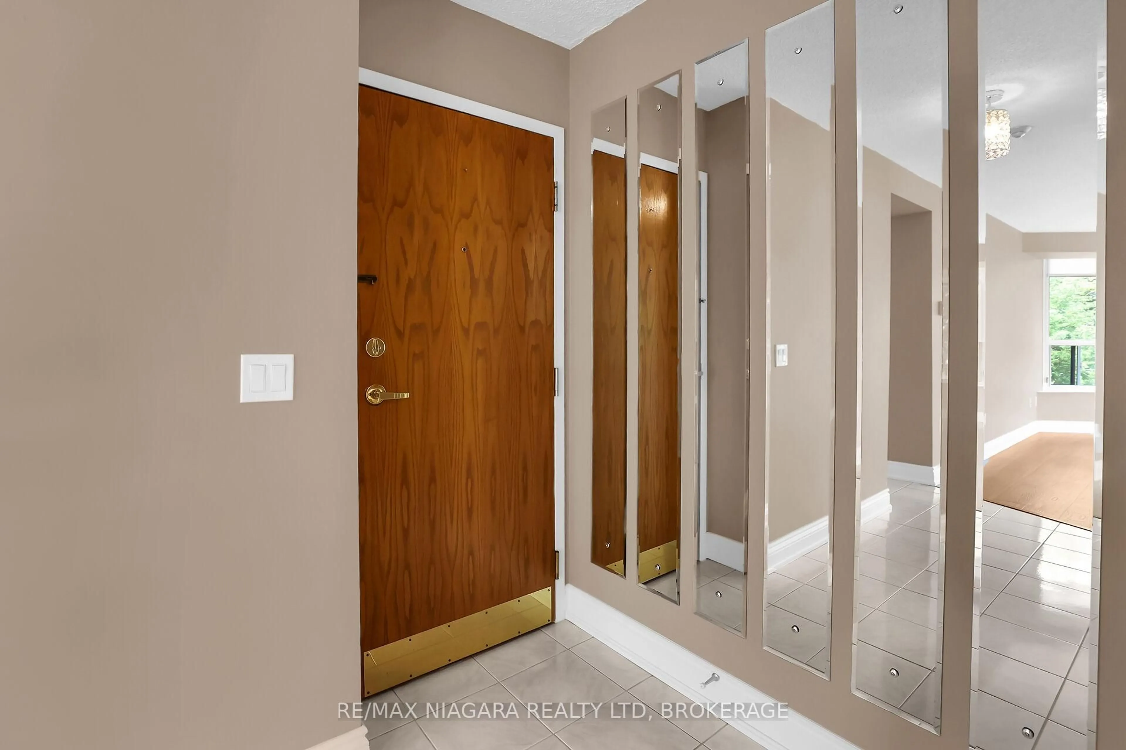 Indoor entryway for 81 Scott St #304, St. Catharines Ontario L2N 7L5