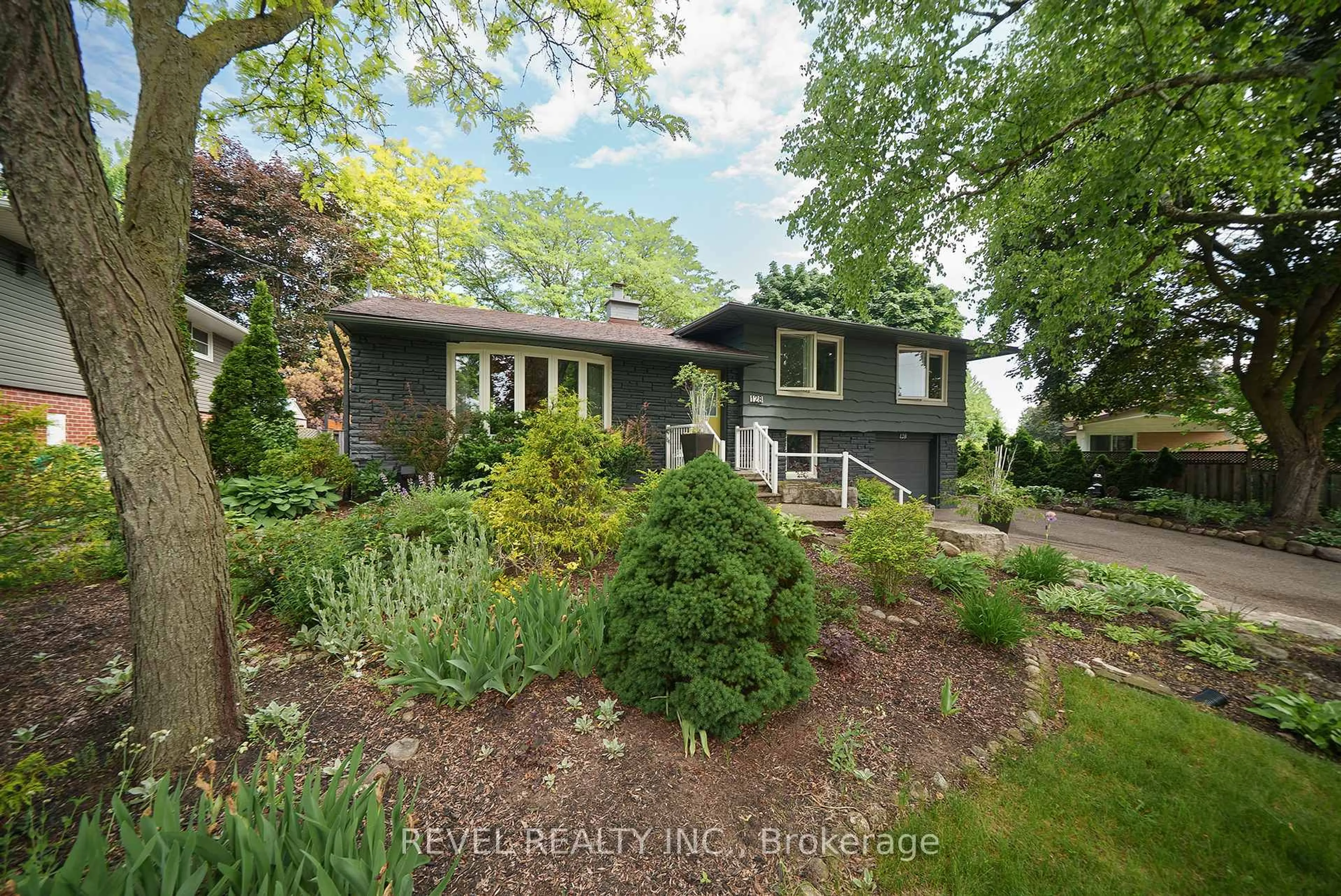 A pic from outside/outdoor area/front of a property/back of a property/a pic from drone, street for 128 Blueridge Ave, Kitchener Ontario N2M 4E1