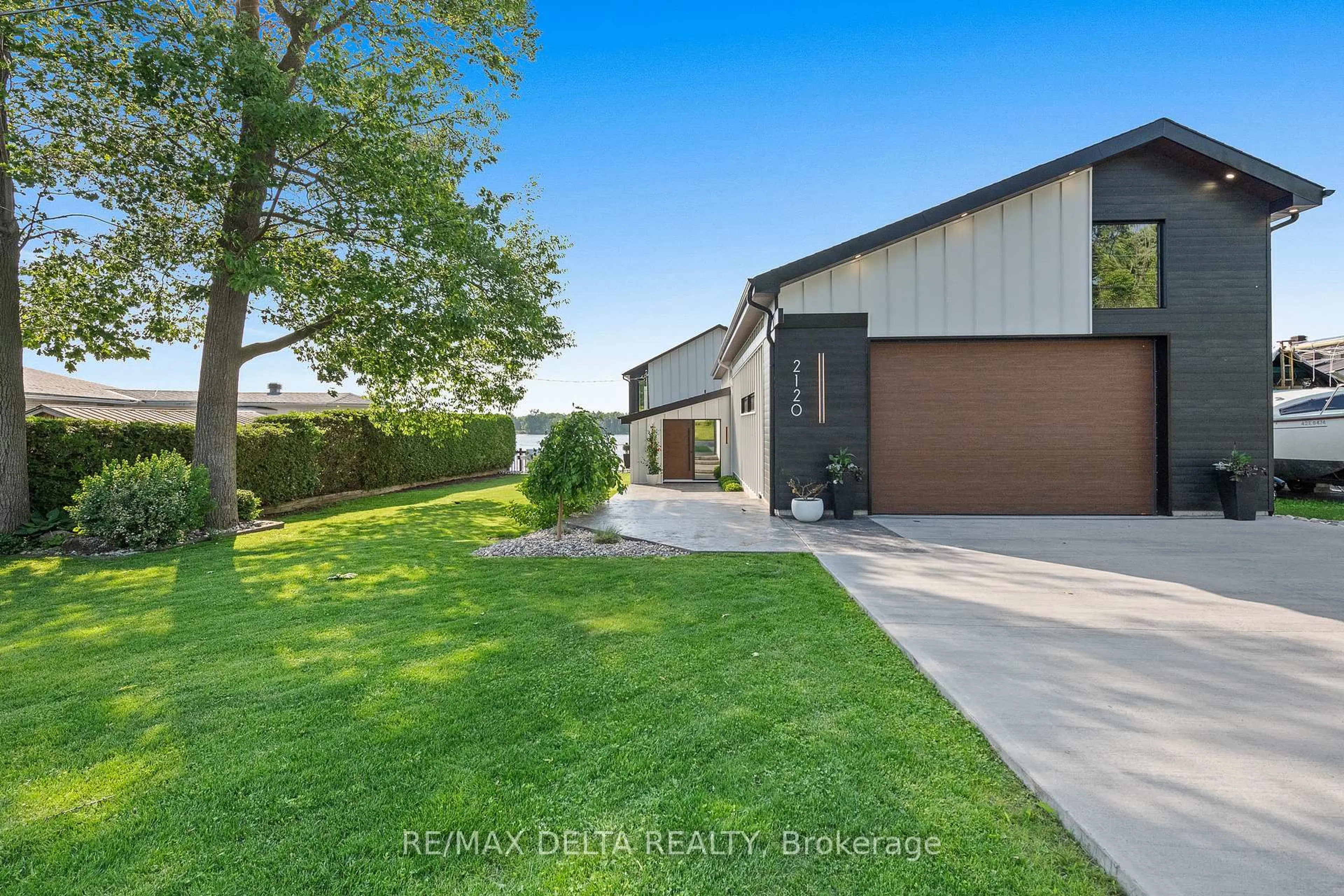 A pic from outside/outdoor area/front of a property/back of a property/a pic from drone, street for 2120 Du Chateau Ave, Clarence-Rockland Ontario K4K 1J3