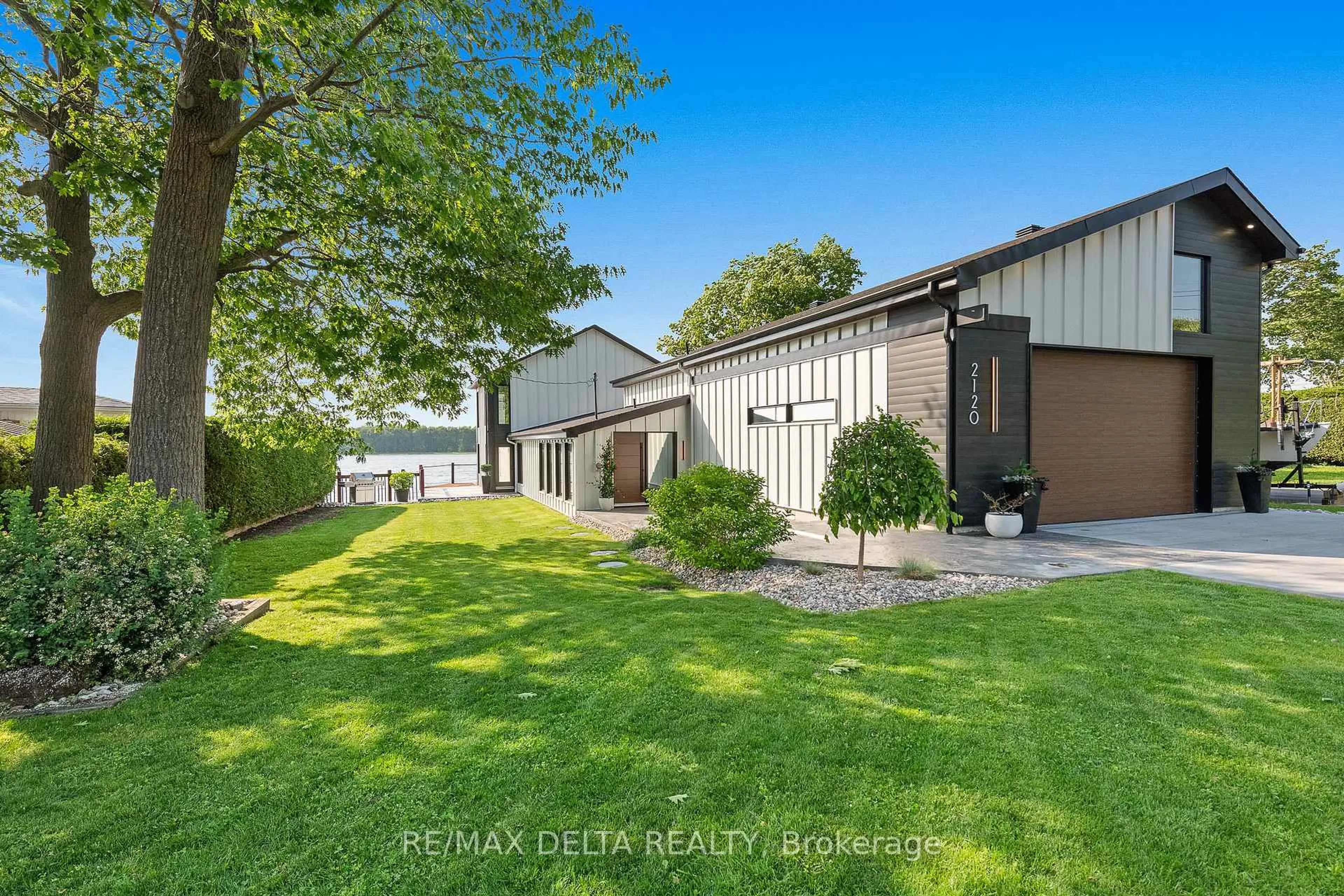 A pic from outside/outdoor area/front of a property/back of a property/a pic from drone, unknown for 2120 Du Chateau Ave, Clarence-Rockland Ontario K4K 1J3