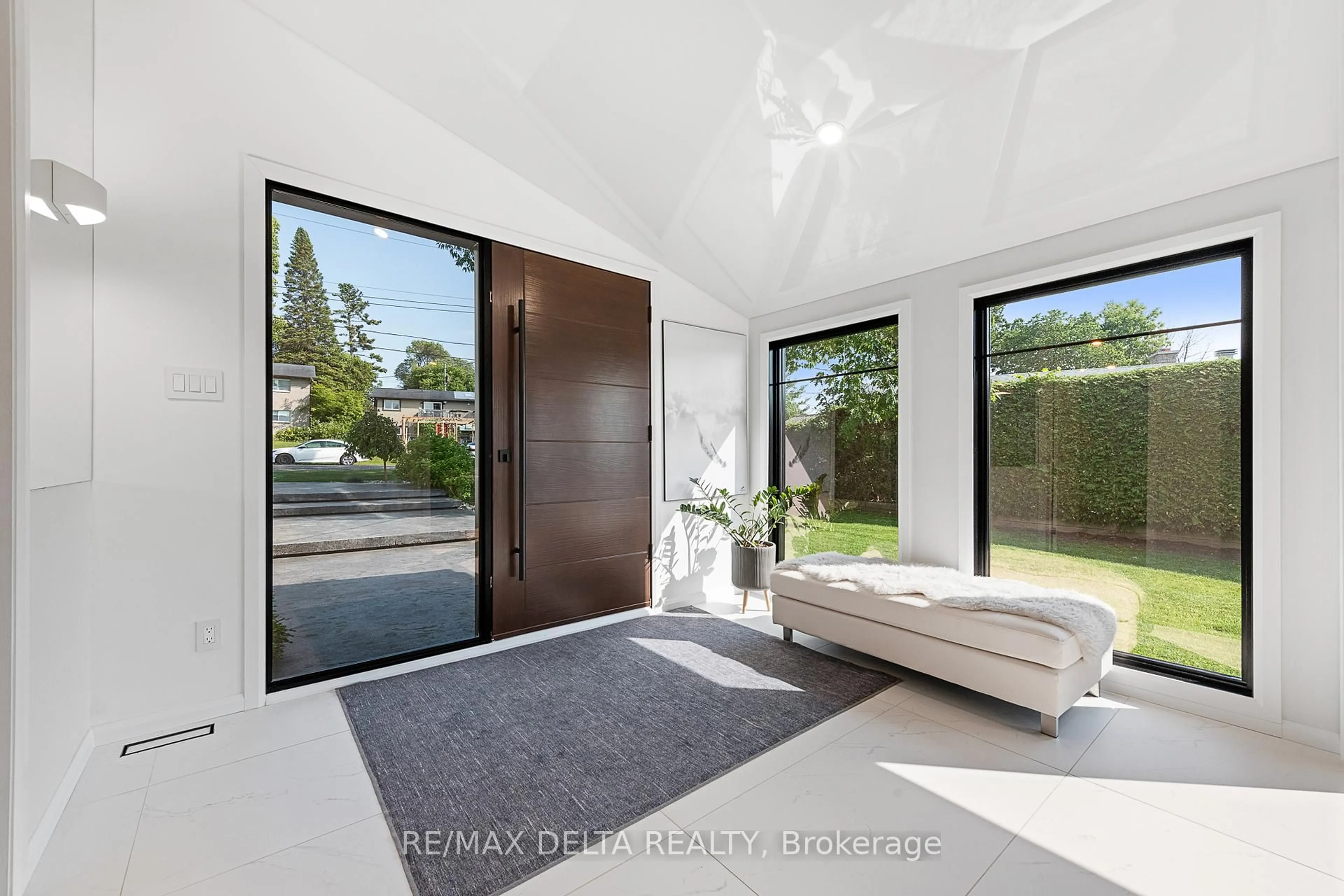 Indoor entryway for 2120 Du Chateau Ave, Clarence-Rockland Ontario K4K 1J3