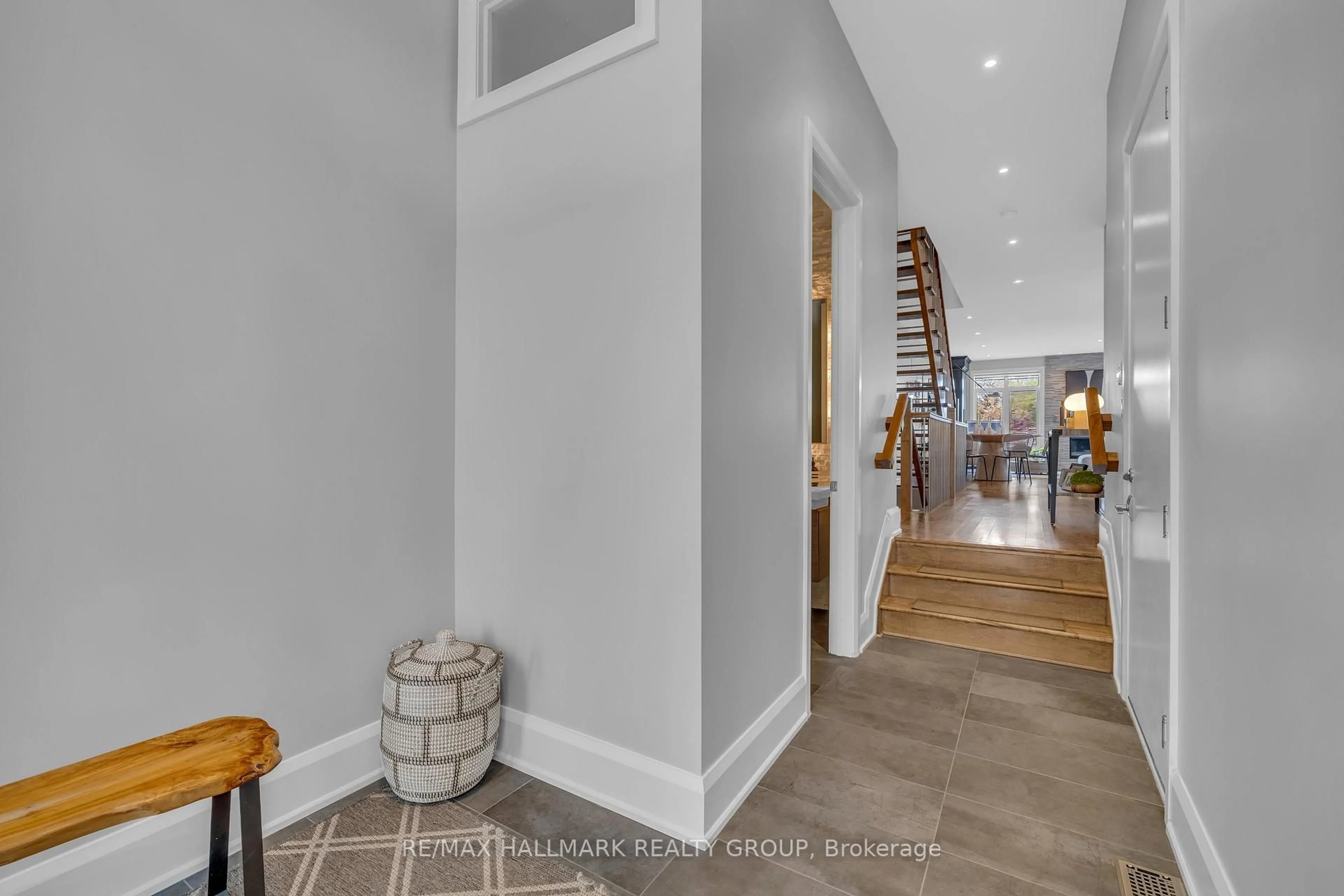 Indoor entryway for 206 Holland Ave #A, Ottawa Ontario K1Y 0Y5