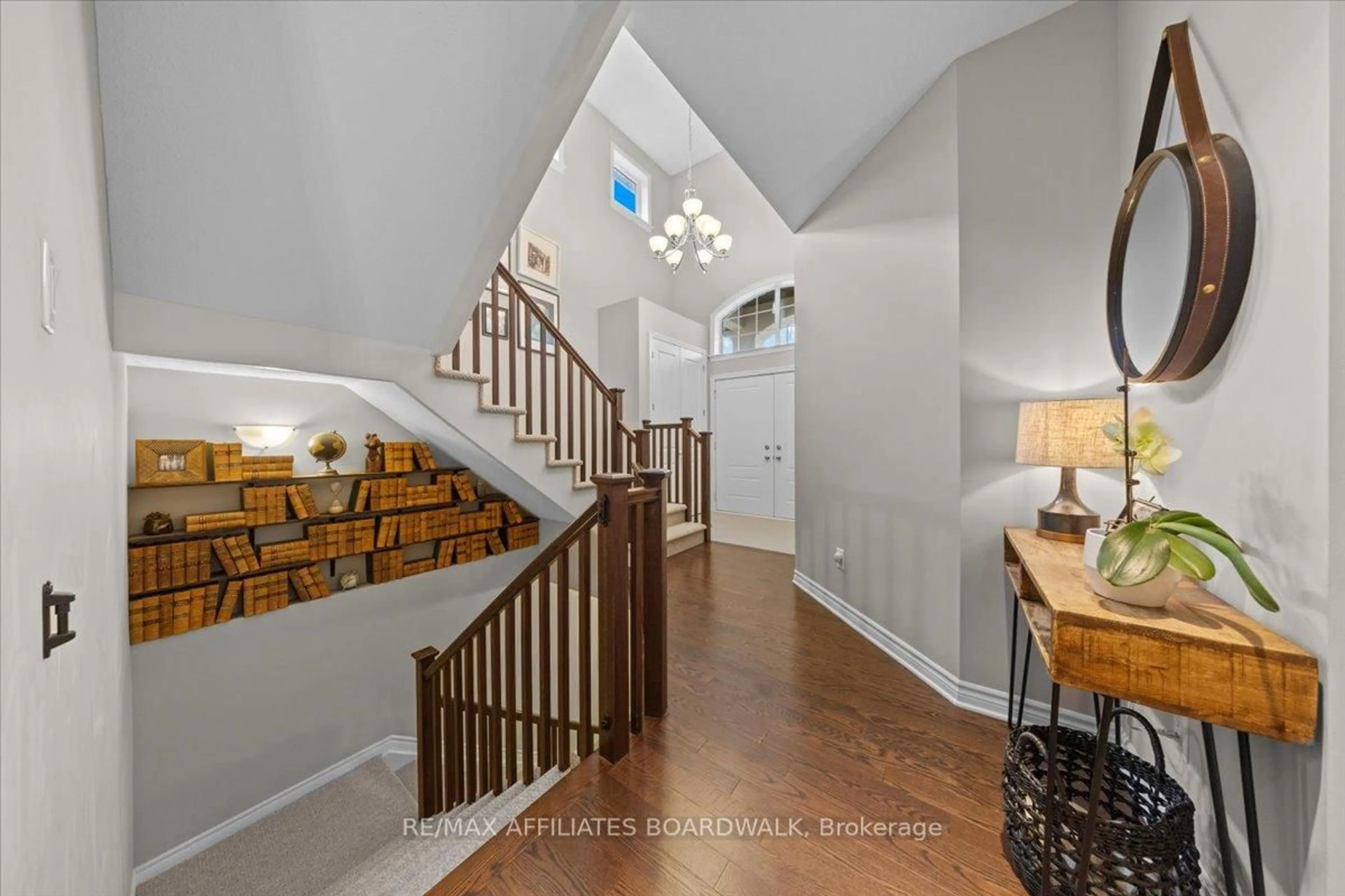 Indoor entryway for 242 Escarpment Cres, Ottawa Ontario K2T 0L6