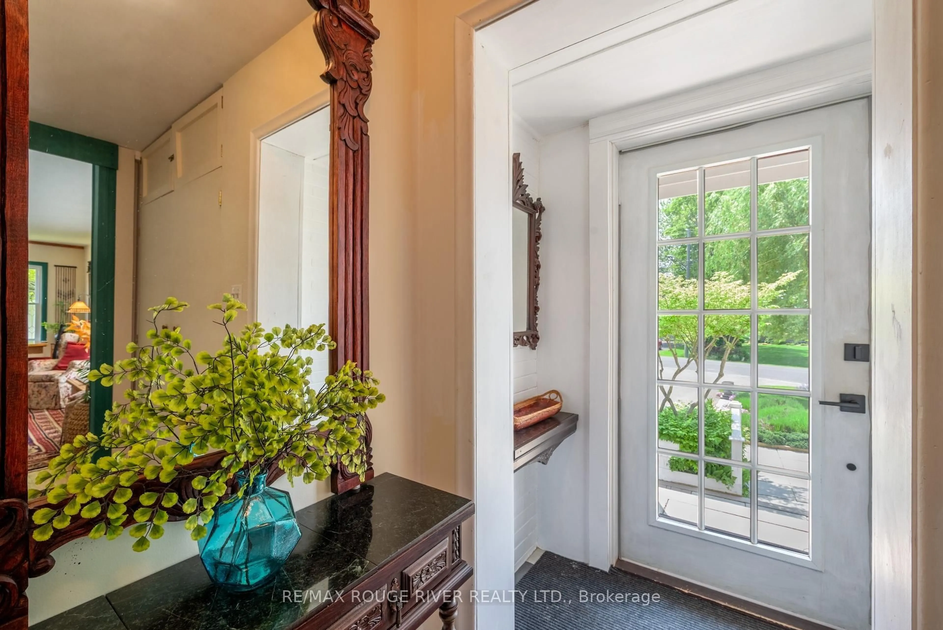 Indoor entryway for 546 Lakeshore Rd, Cobourg Ontario K9A 1S5