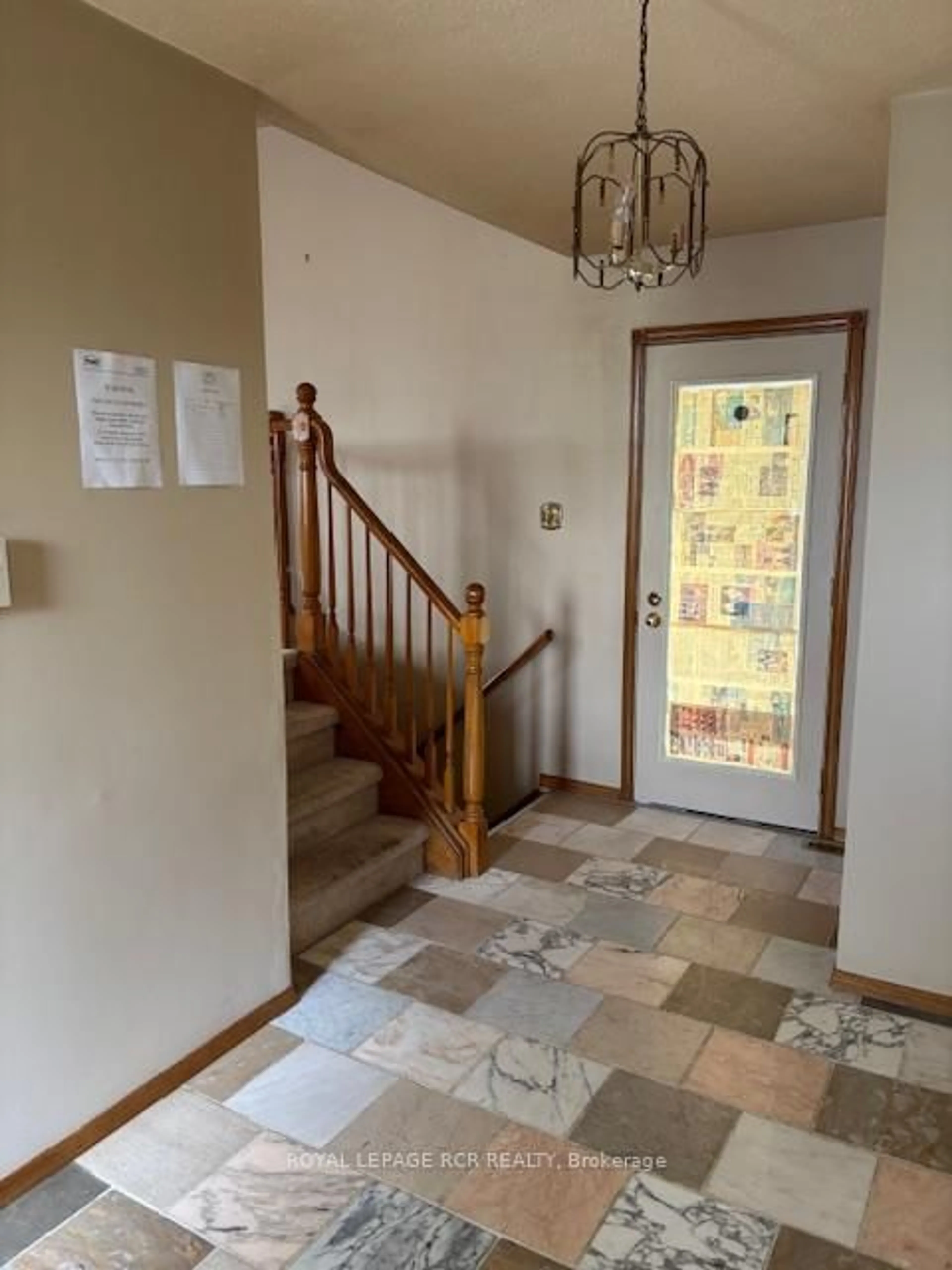 Indoor foyer for 48 Seaton Place Dr, Hamilton Ontario L9E 2E6