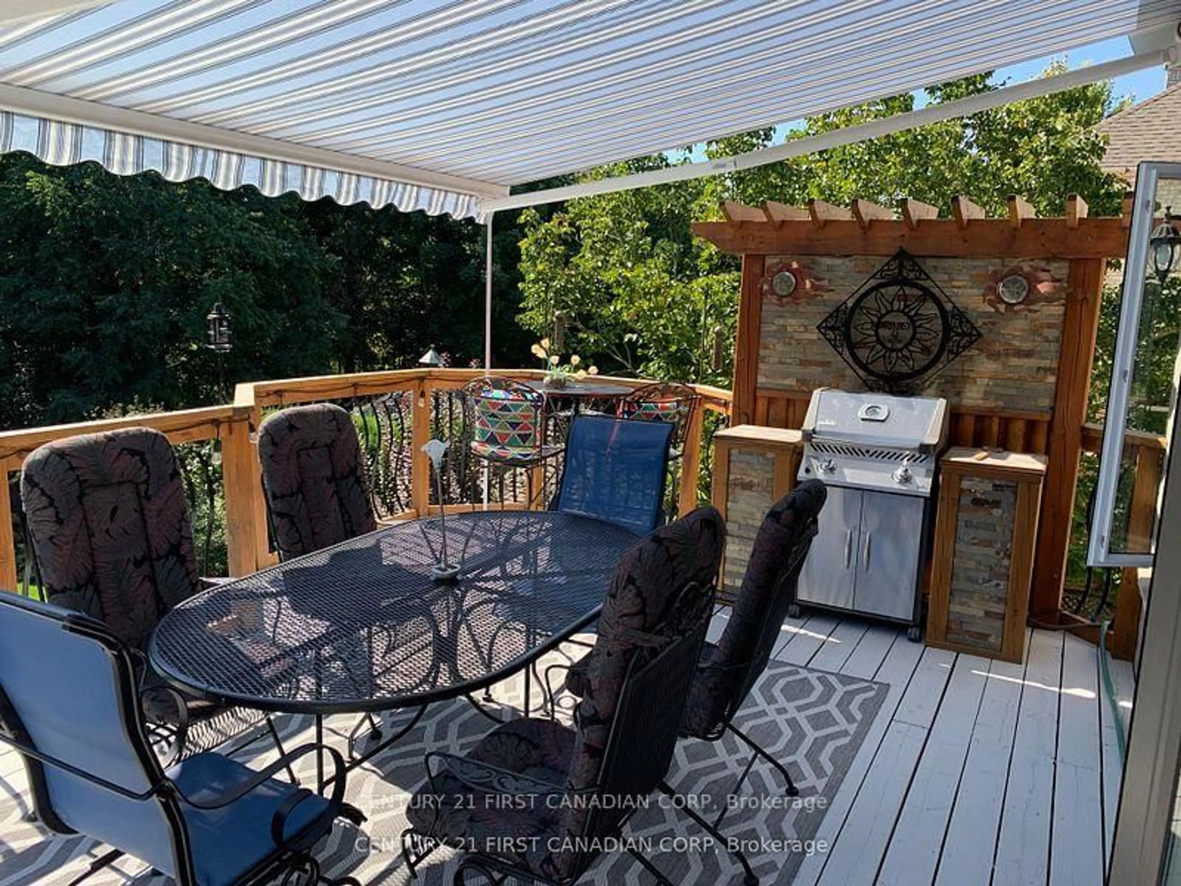Patio, street for 31 Glenridge Cres, London North Ontario N6G 4W5