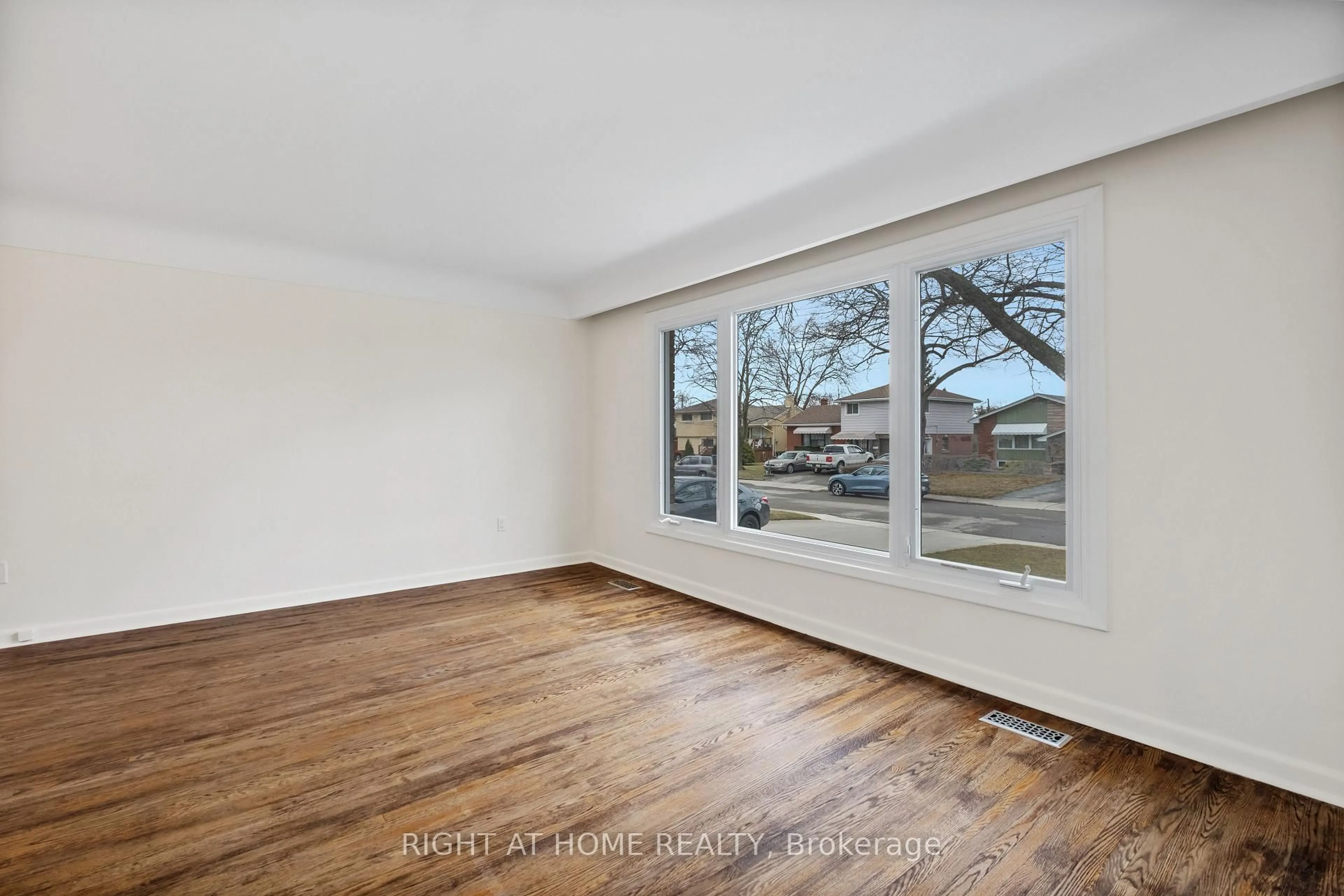 A pic of a room for 62 Cloke Crt, Hamilton Ontario L8T 1N5