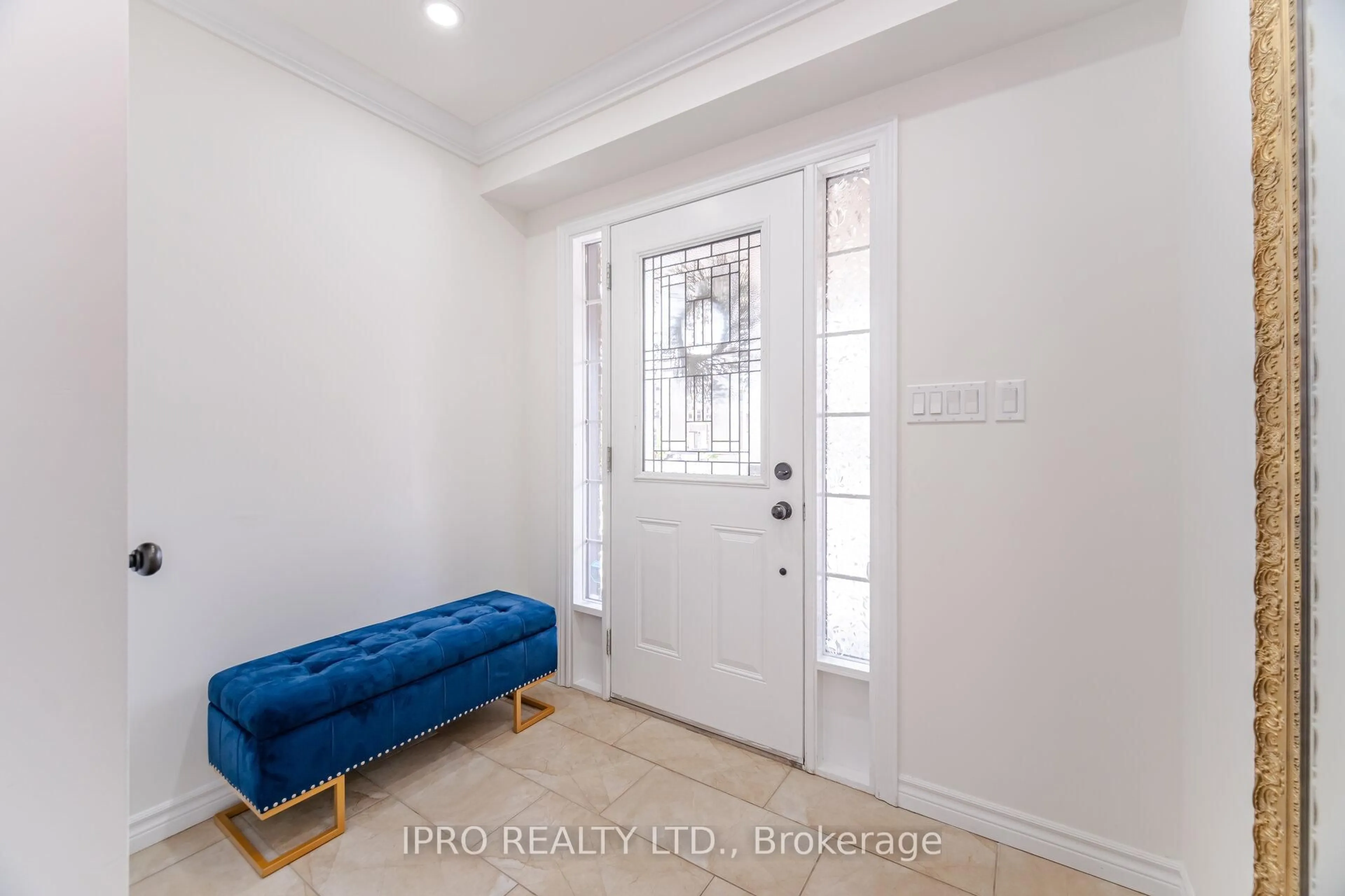 Indoor entryway for 132 Coker Cres, Guelph/Eramosa Ontario N0B 2K0