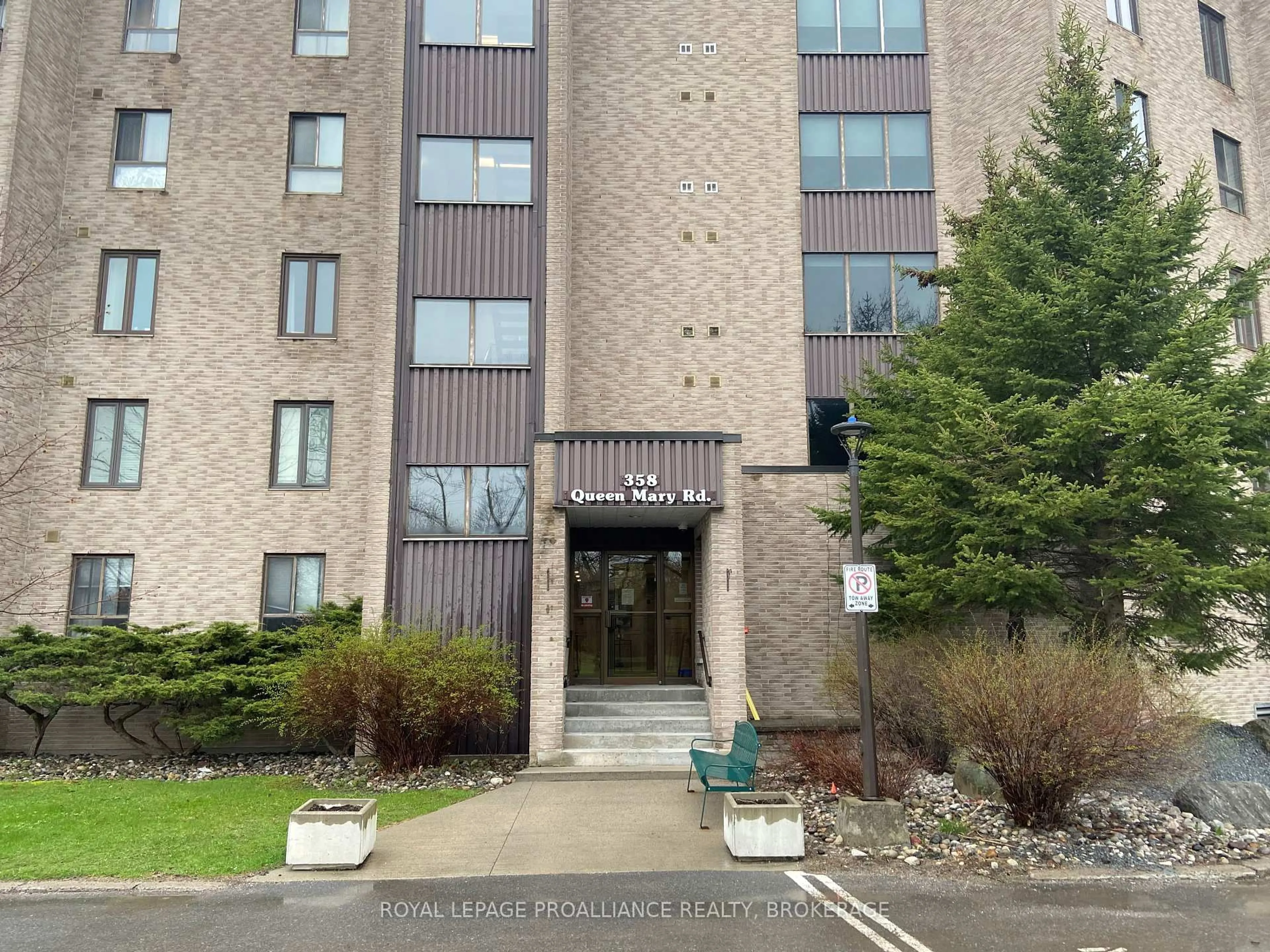 Indoor foyer for 358 Queen Mary Rd #208, Kingston Ontario K7M 7E8