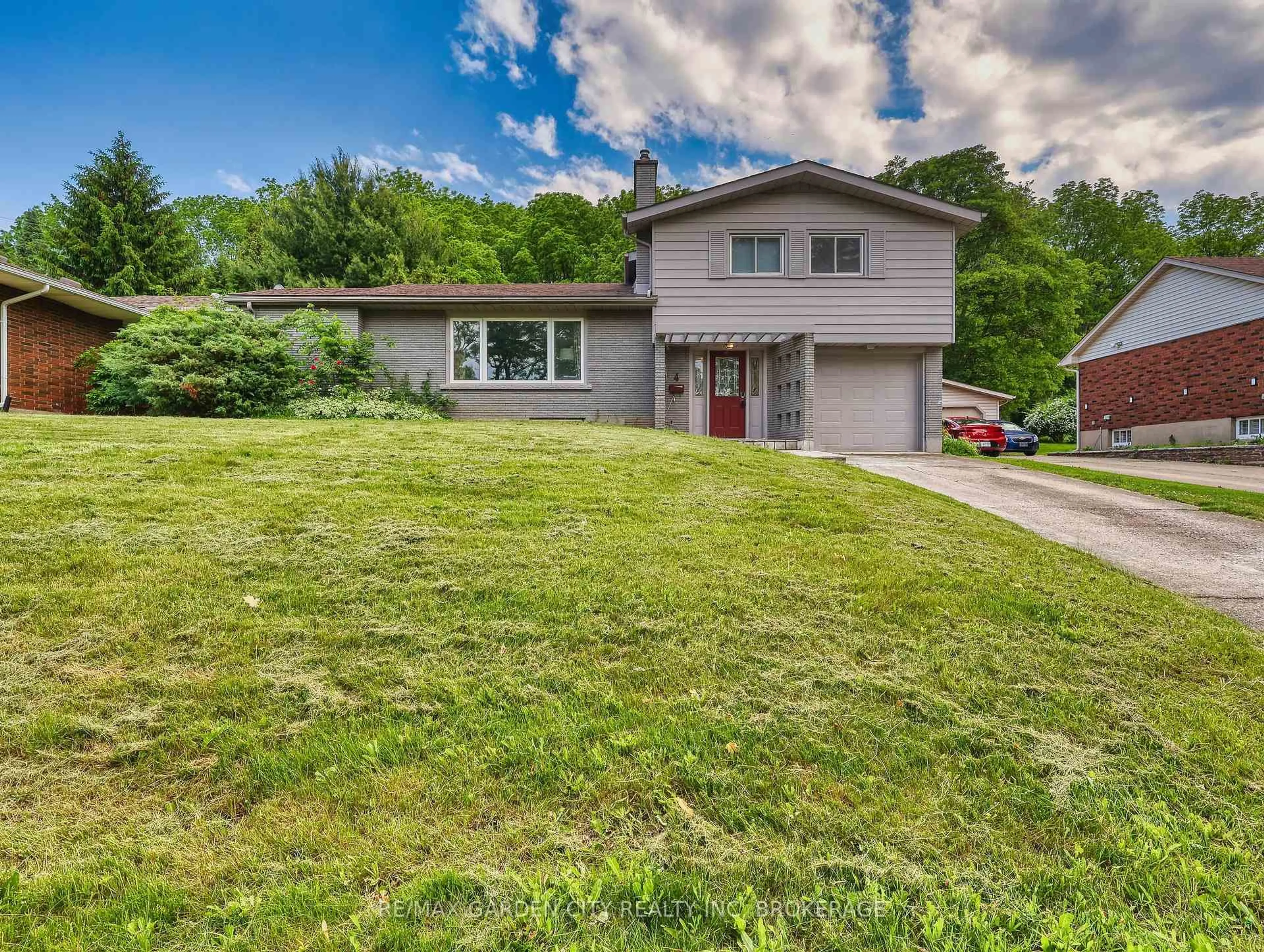A pic from outside/outdoor area/front of a property/back of a property/a pic from drone, street for 4 Rockdale Ave, St. Catharines Ontario L2T 1V4
