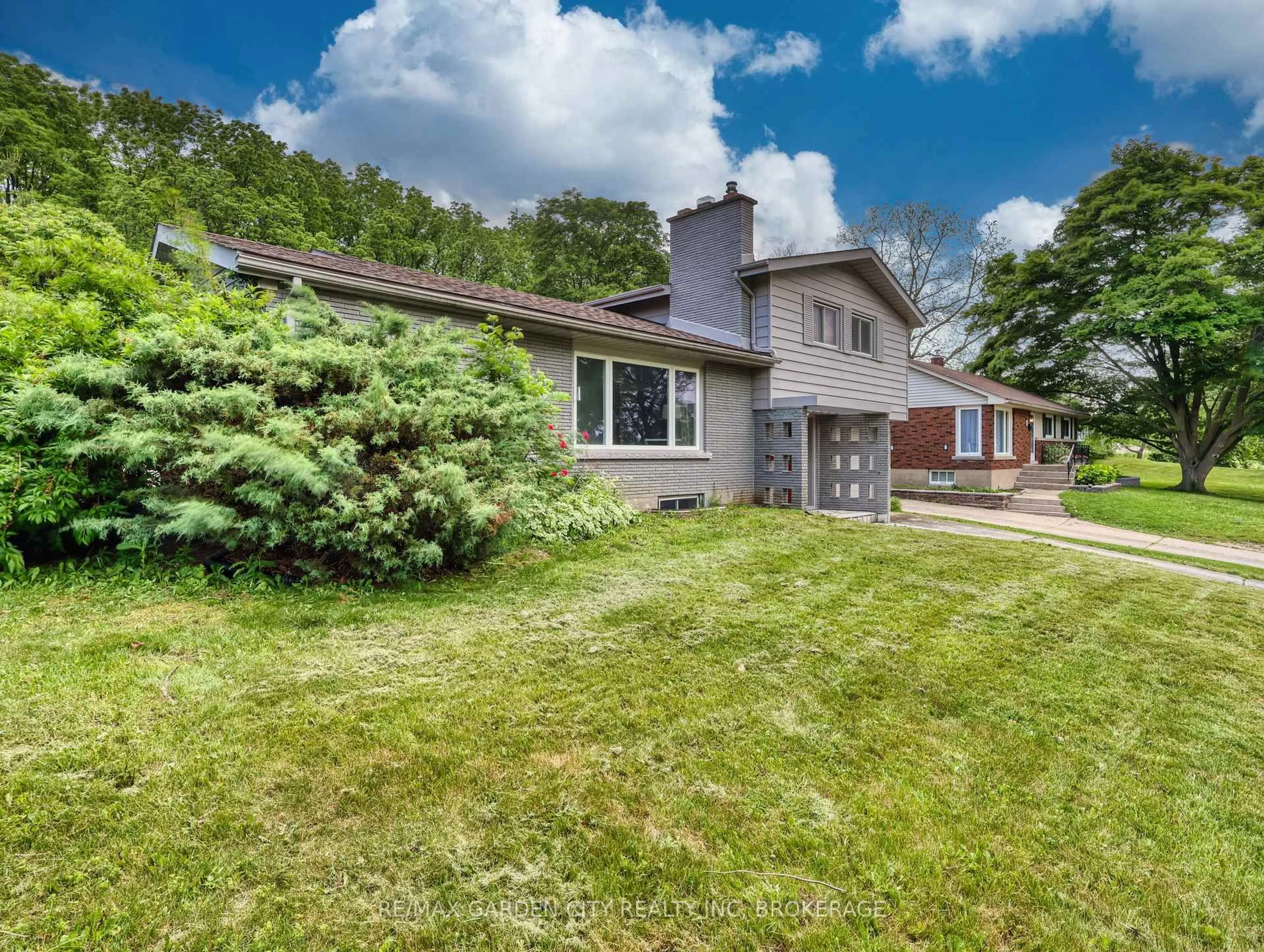 A pic from outside/outdoor area/front of a property/back of a property/a pic from drone, unknown for 4 Rockdale Ave, St. Catharines Ontario L2T 1V4