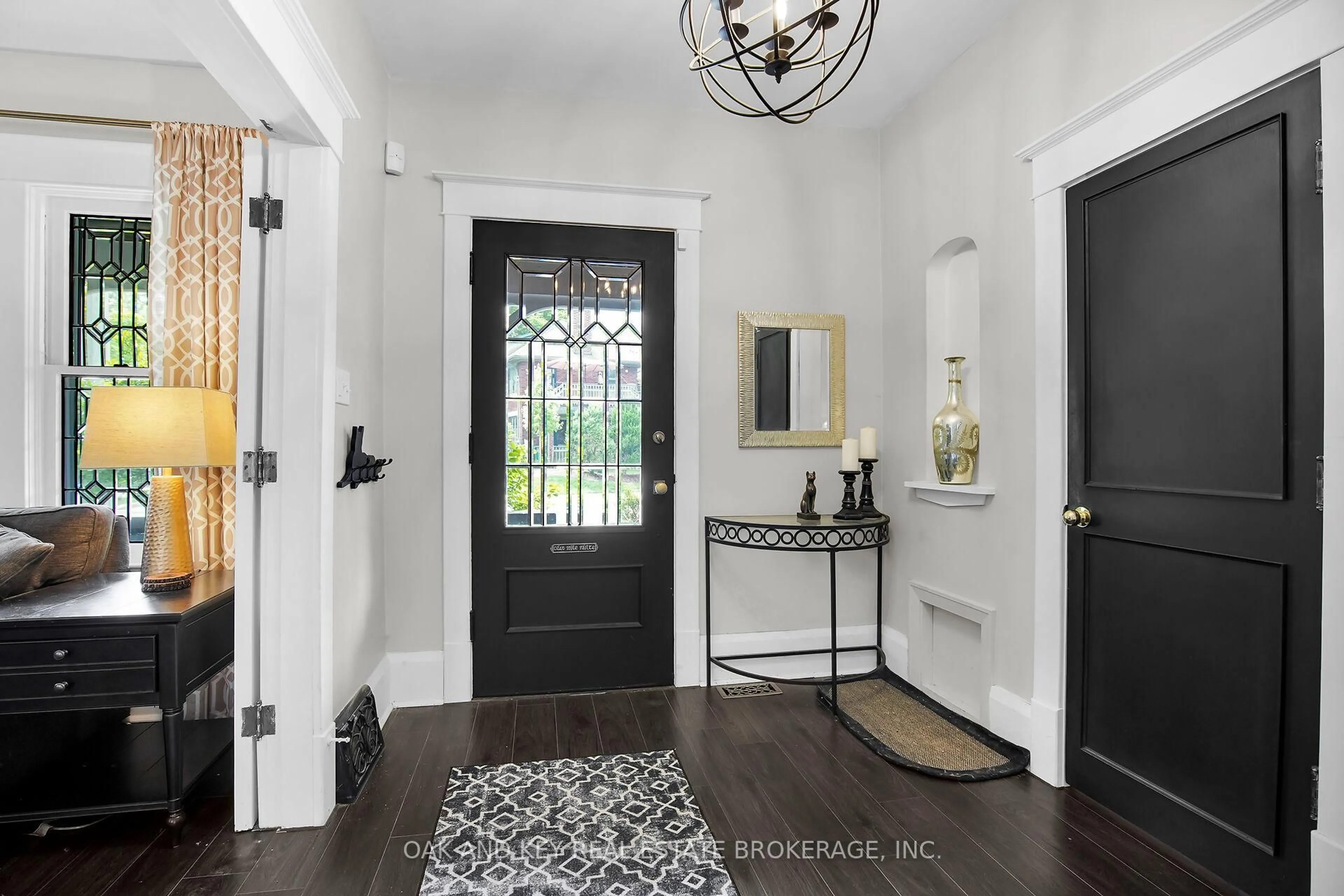 Indoor entryway for 192 RIDOUT St, London South Ontario N6C 3X9