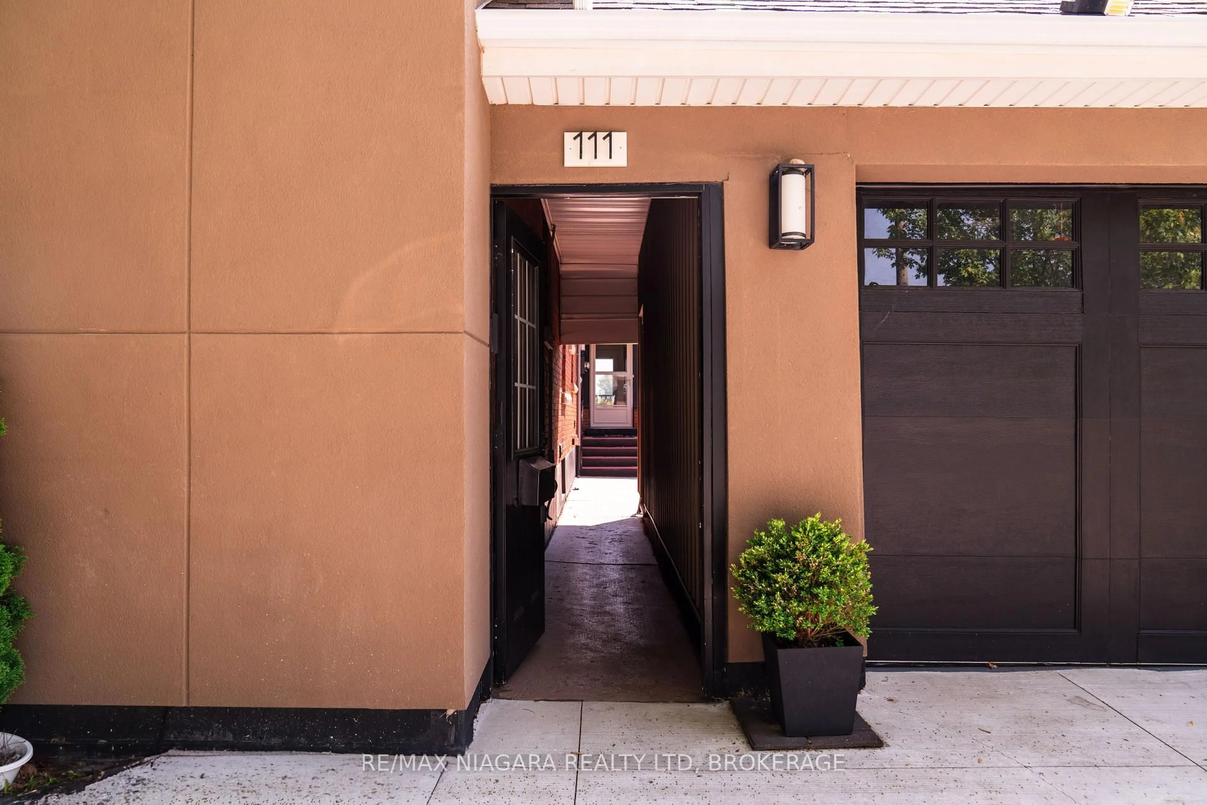 Indoor foyer for 111 Riverdale Ave, St. Catharines Ontario L2R 3S4
