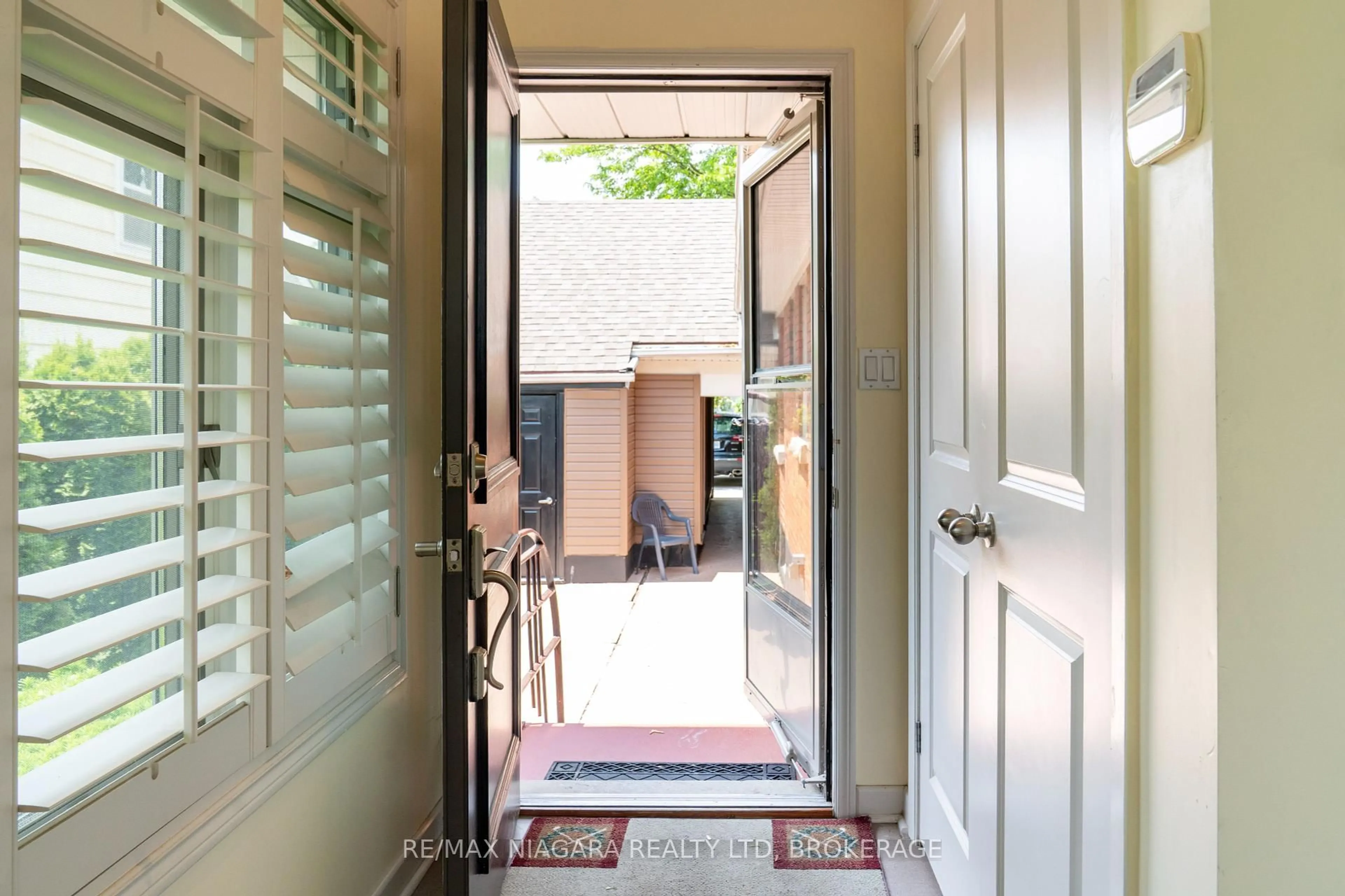 Indoor entryway for 111 Riverdale Ave, St. Catharines Ontario L2R 3S4