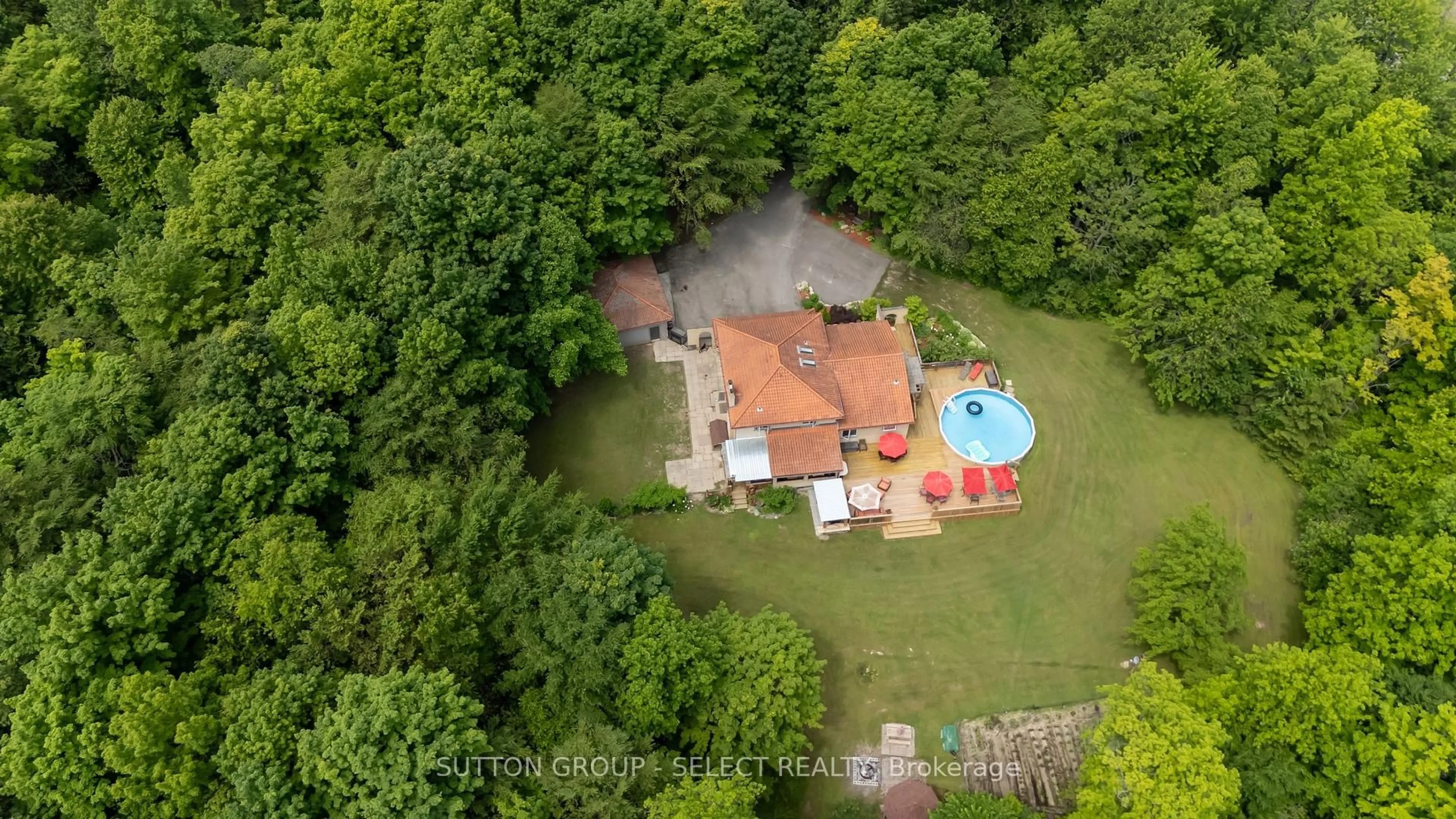 A pic from outside/outdoor area/front of a property/back of a property/a pic from drone, unknown for 40979 Major Line, St. Thomas Ontario N5P 3T2