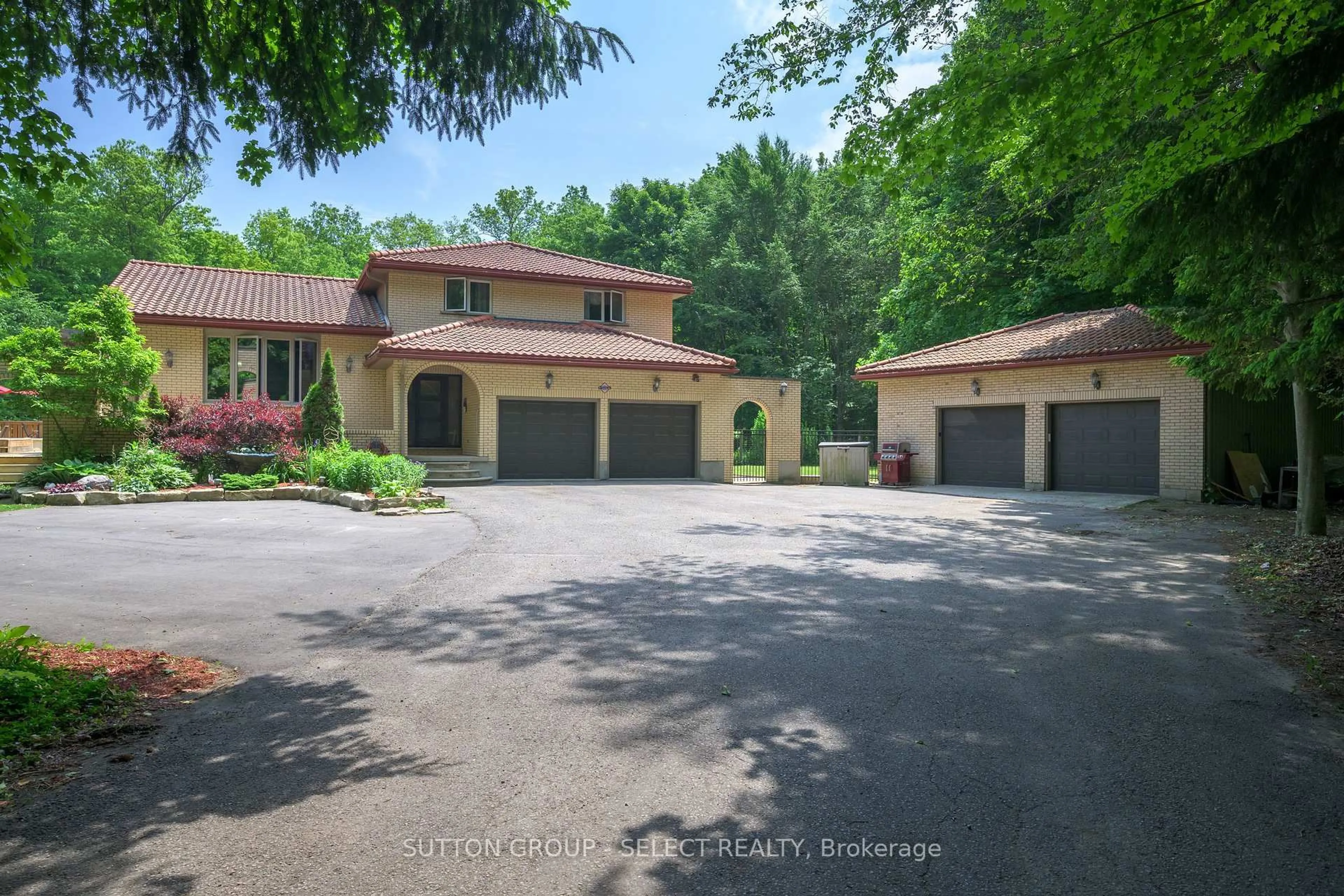 A pic from outside/outdoor area/front of a property/back of a property/a pic from drone, street for 40979 Major Line, St. Thomas Ontario N5P 3T2
