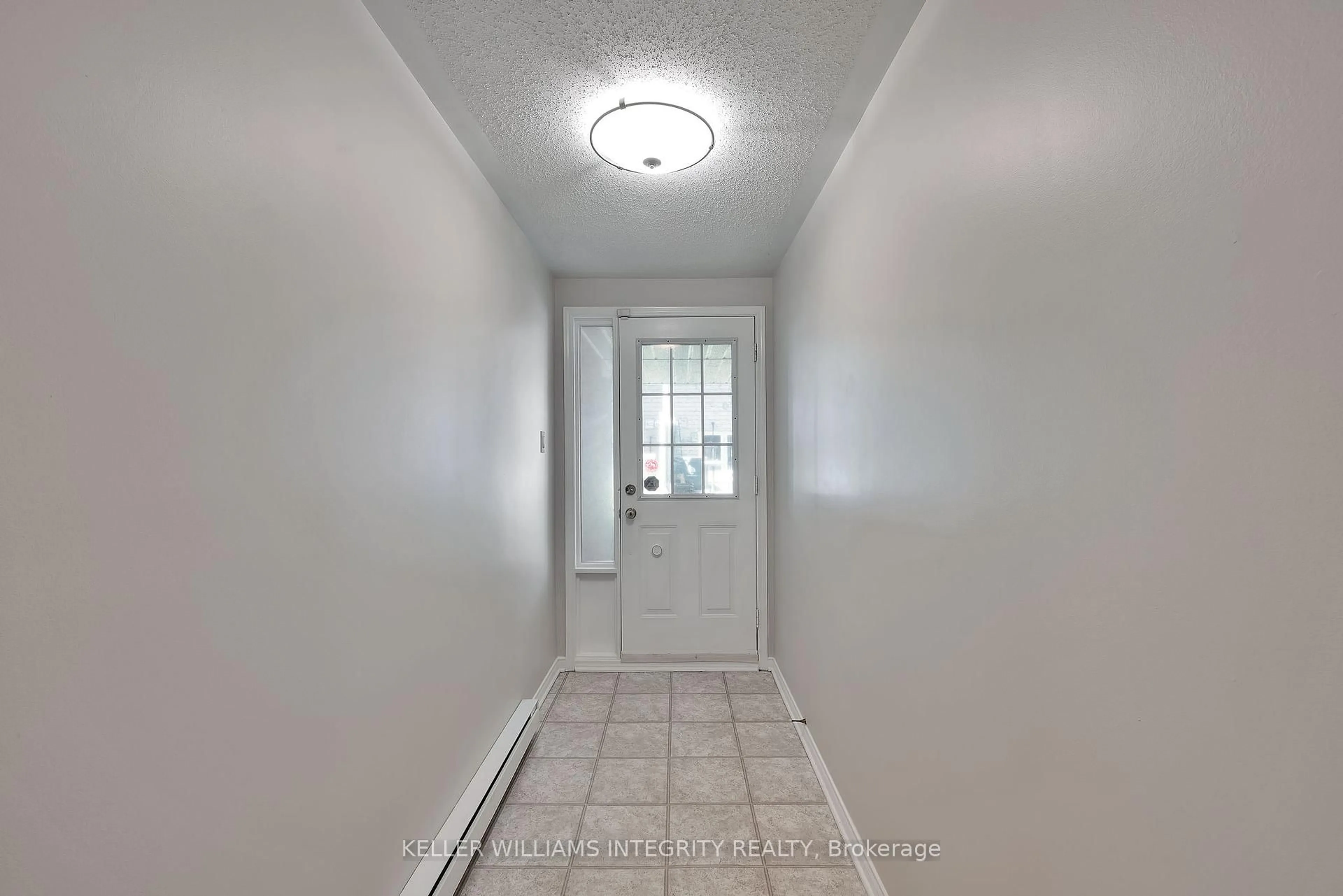 Indoor entryway for 10 Daybreak St #B, Ottawa Ontario K2G 6T9