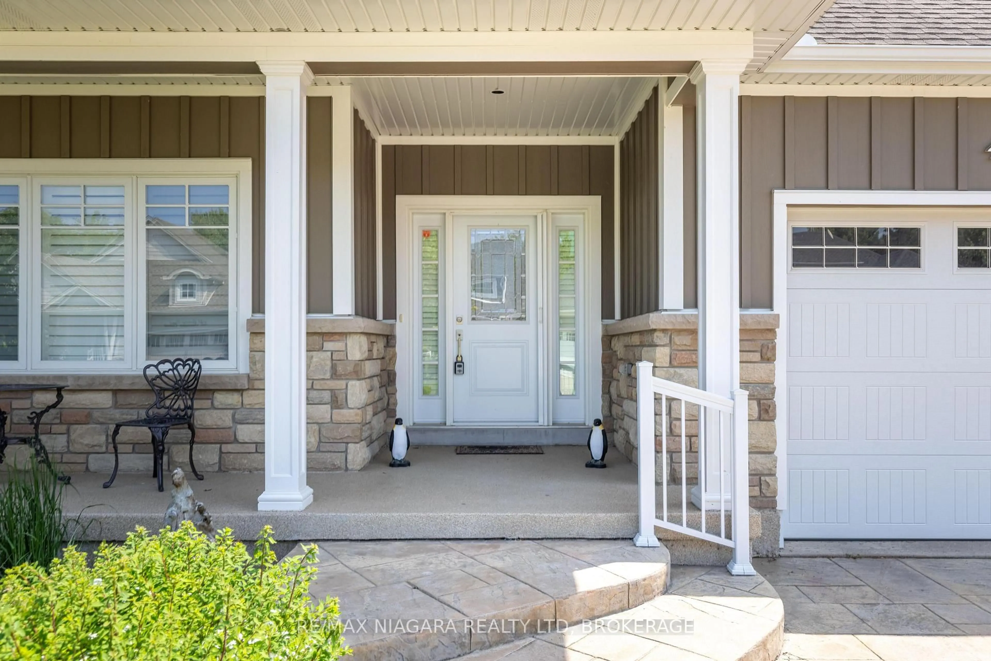 Indoor entryway for 49 Sunrise Crt, Fort Erie Ontario L0S 1N0
