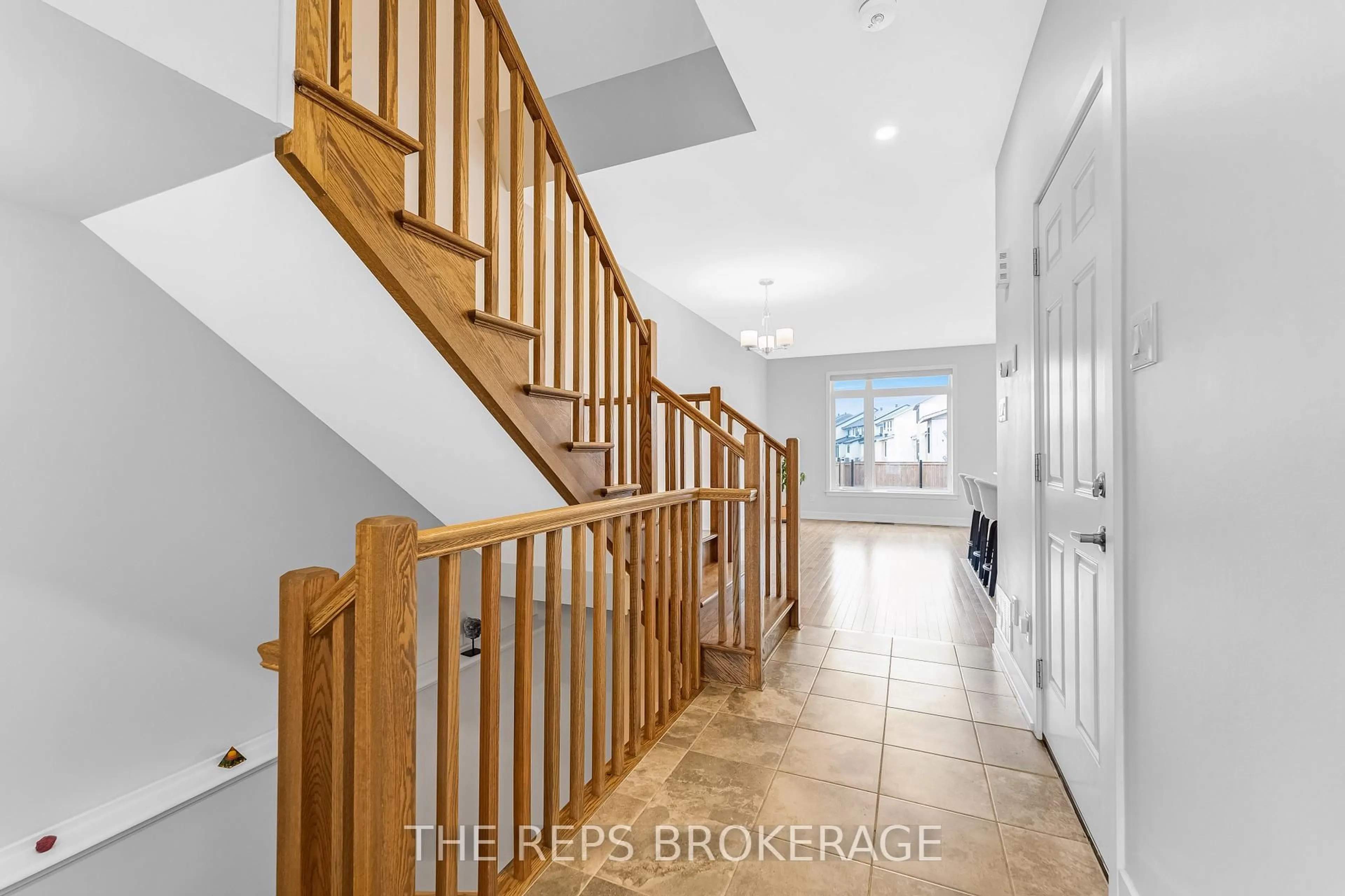 Indoor foyer for 891 Solarium Ave, Manotick Ontario K4M 0K5