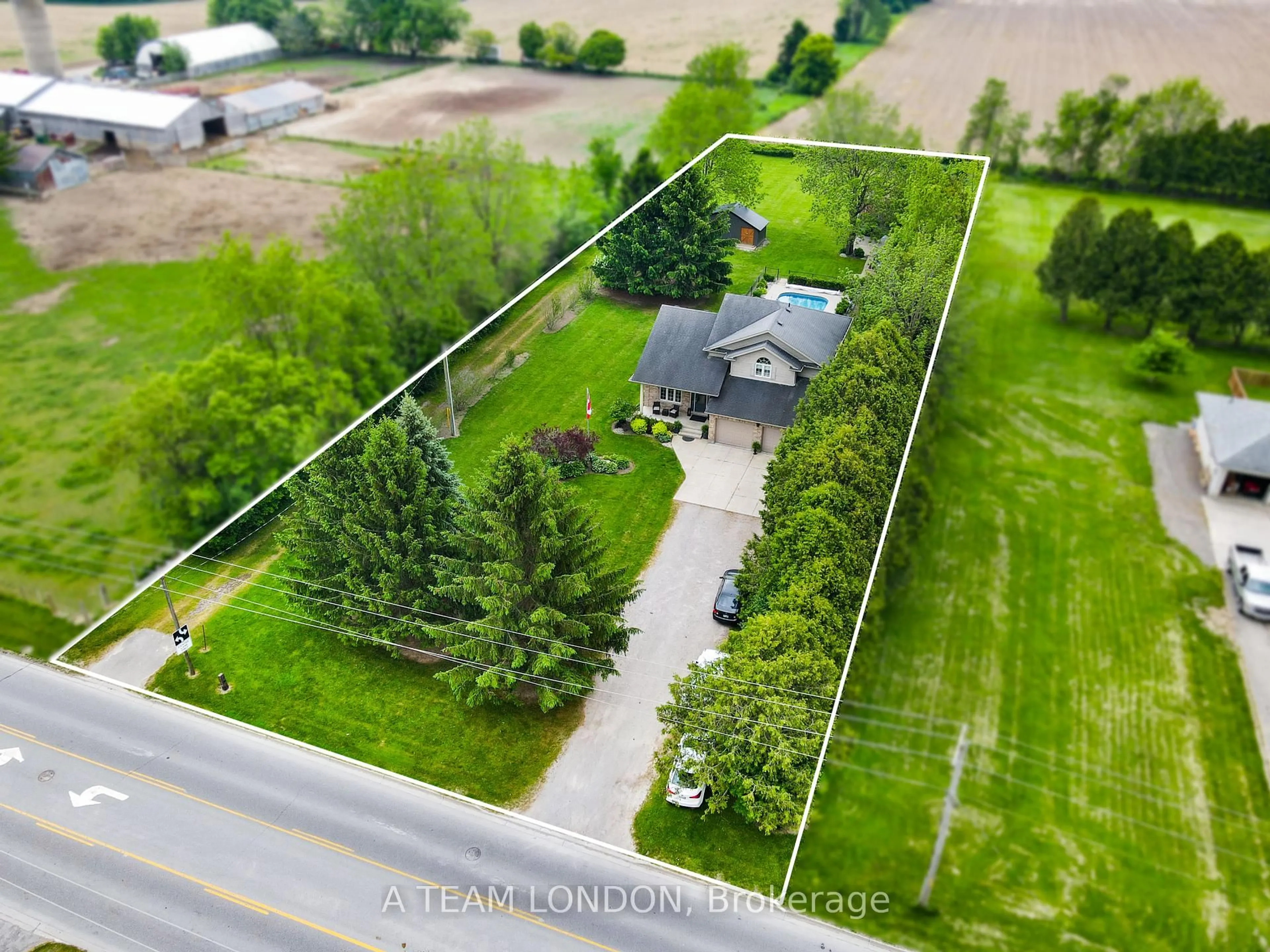 A pic from outside/outdoor area/front of a property/back of a property/a pic from drone, street for 400 Second St, Strathroy Caradoc Ontario N7G 3H8